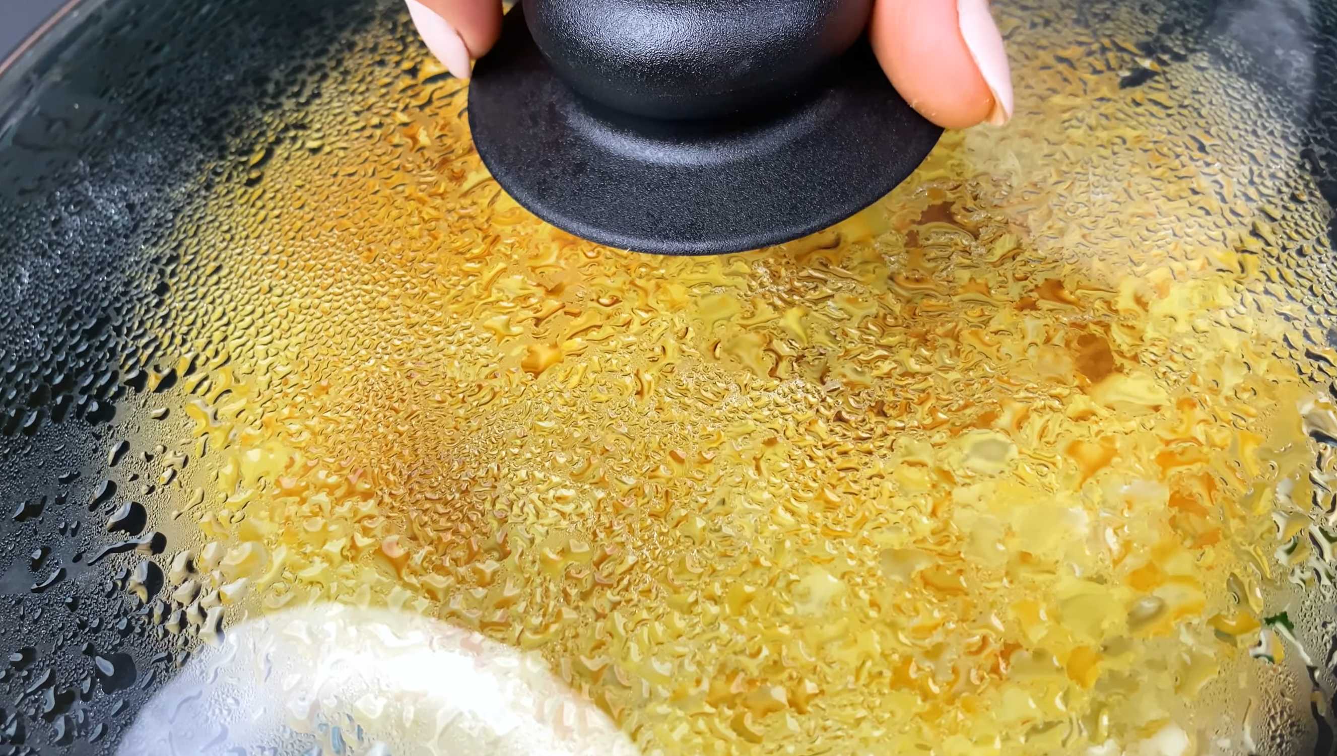 Выложите картофельную лепешку с тарелки на сыр и накройте сковороду крышкой. Картофель фри с сыром-Шаг 11