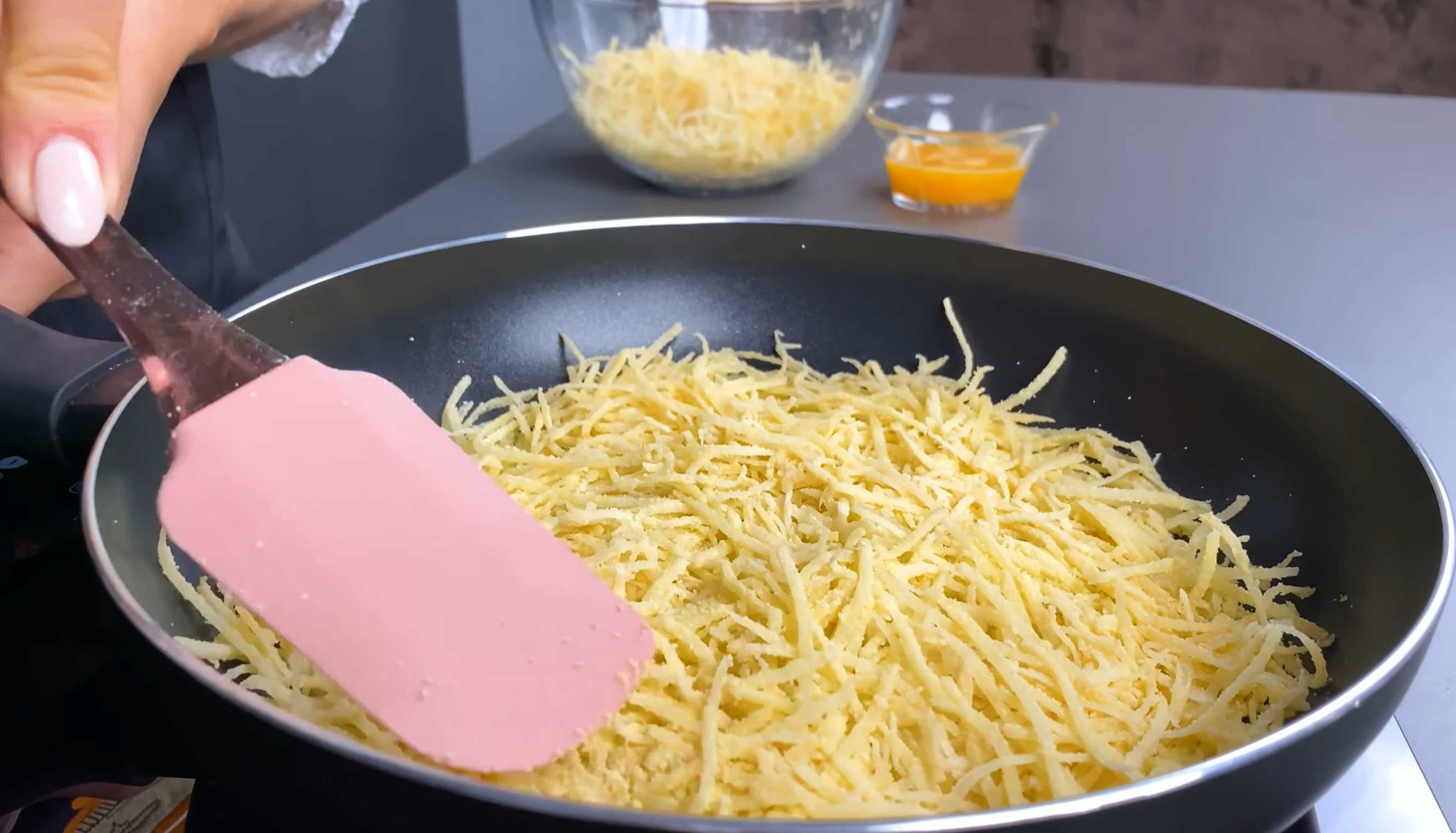 Поставьте сковороду на огонь и добавьте растительное масло. Выложите половину картофеля на сковороду, равномерно распределите и прижмите лопаткой. Картофель фри с сыром-Шаг 6