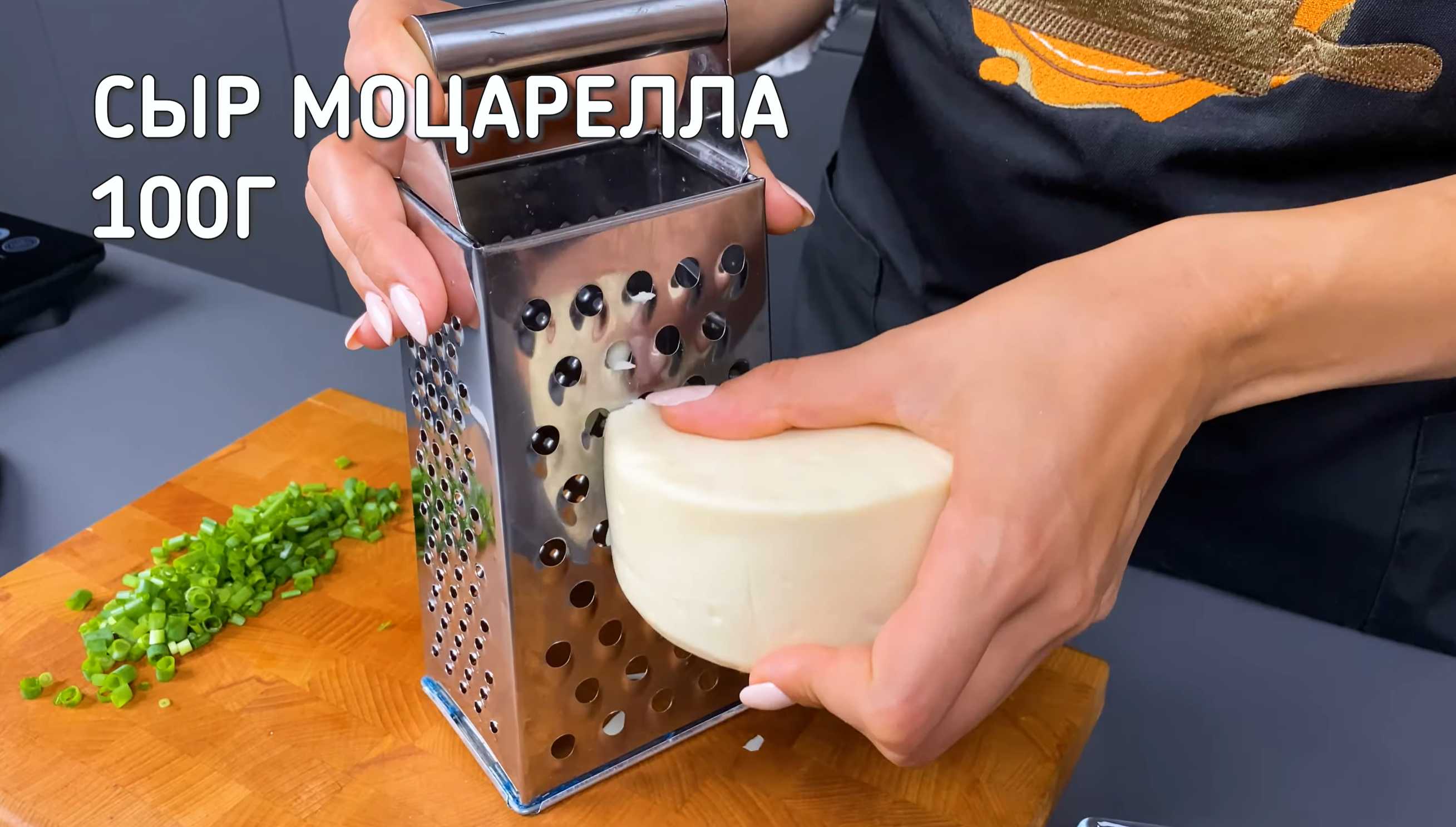Нарежьте лук и натрите сыр на крупной терке. Картофель фри с сыром-Шаг 5