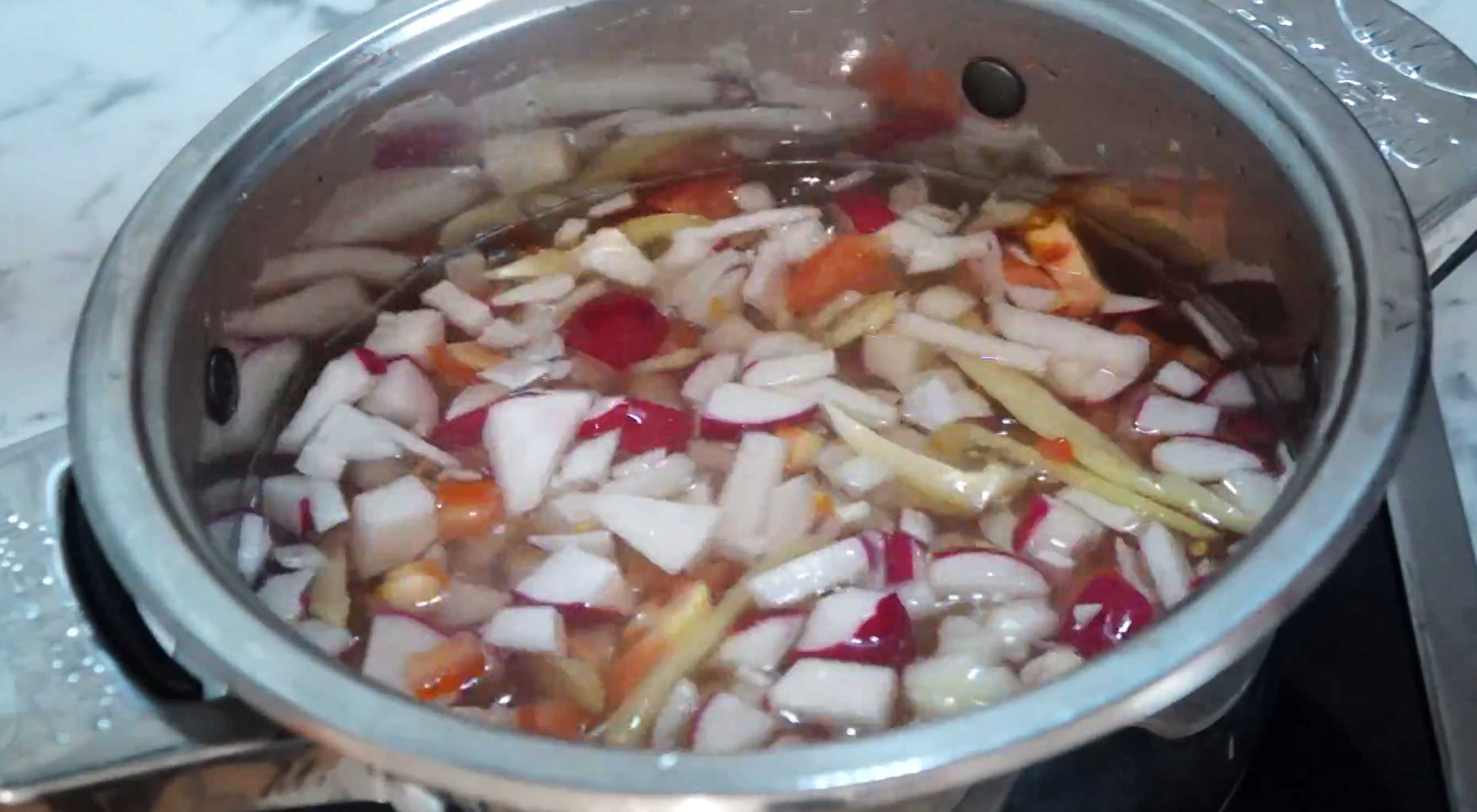 Выньте мясо из кастрюли и отделите от кости. Процедите бульон и высыпьте в него все овощи. Китайский суп с фунчозой и курицей-Шаг 6