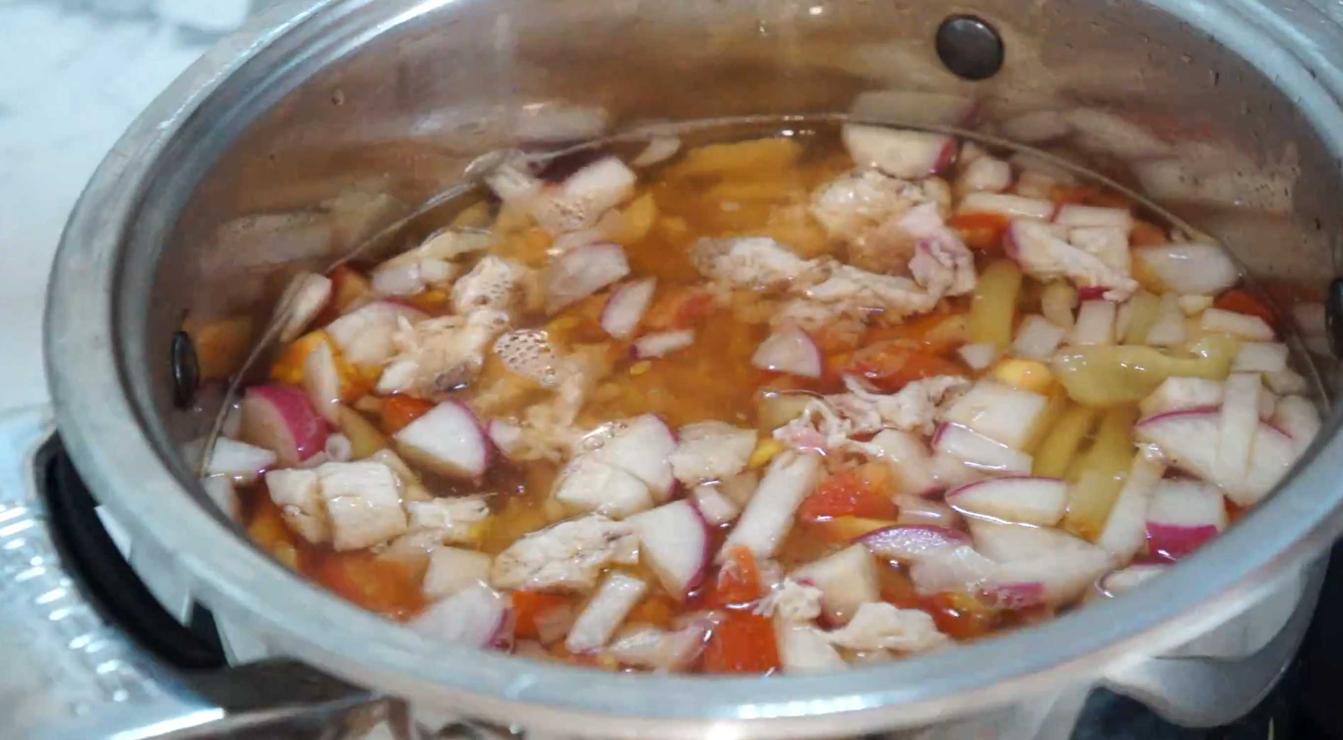 Добавьте мясо и перемешайте. Китайский суп с фунчозой и курицей-Шаг 8