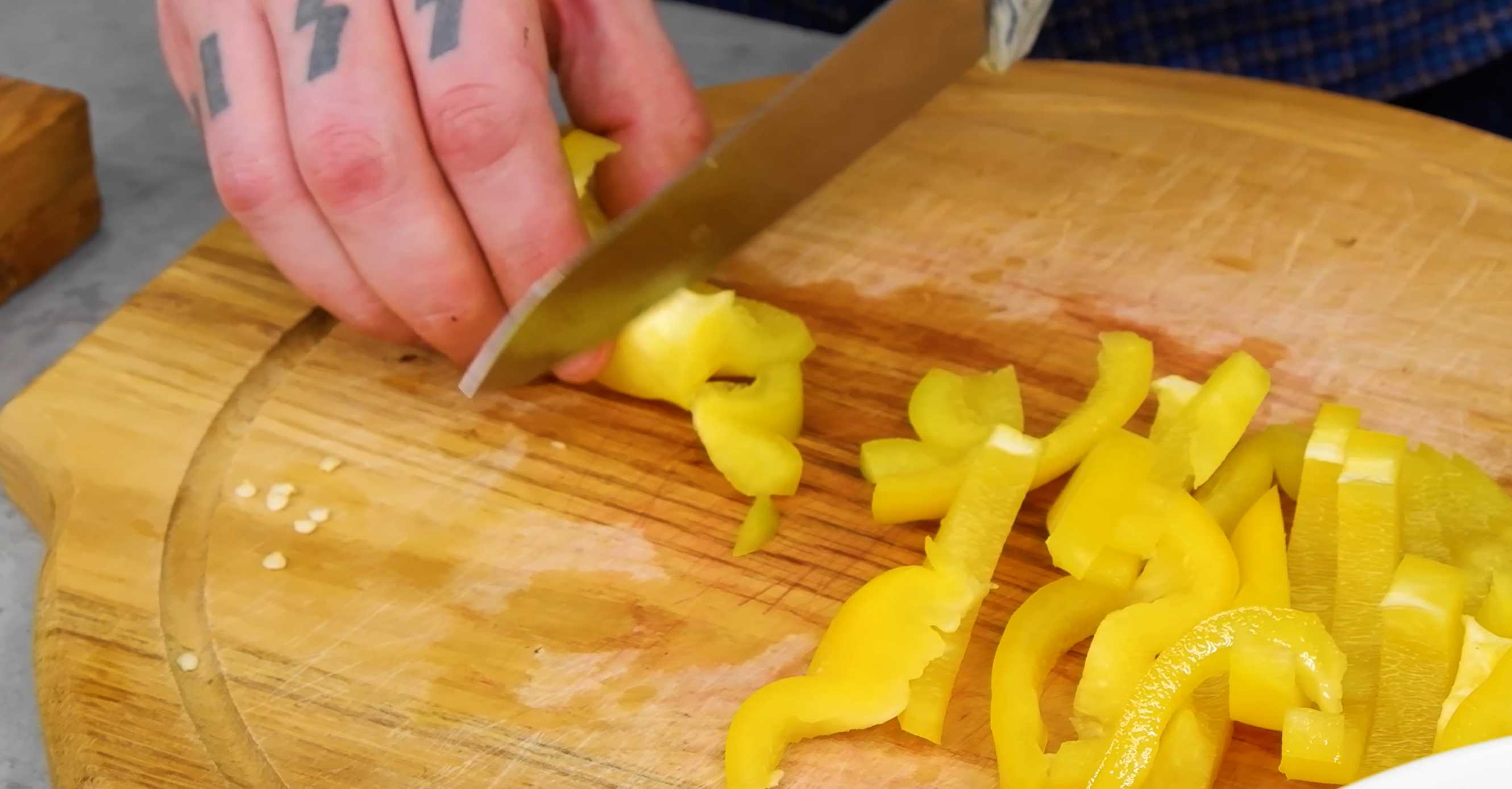 Нарезаем болгарский перец соломкой. Солянка с грибами в автоклаве-Шаг 4