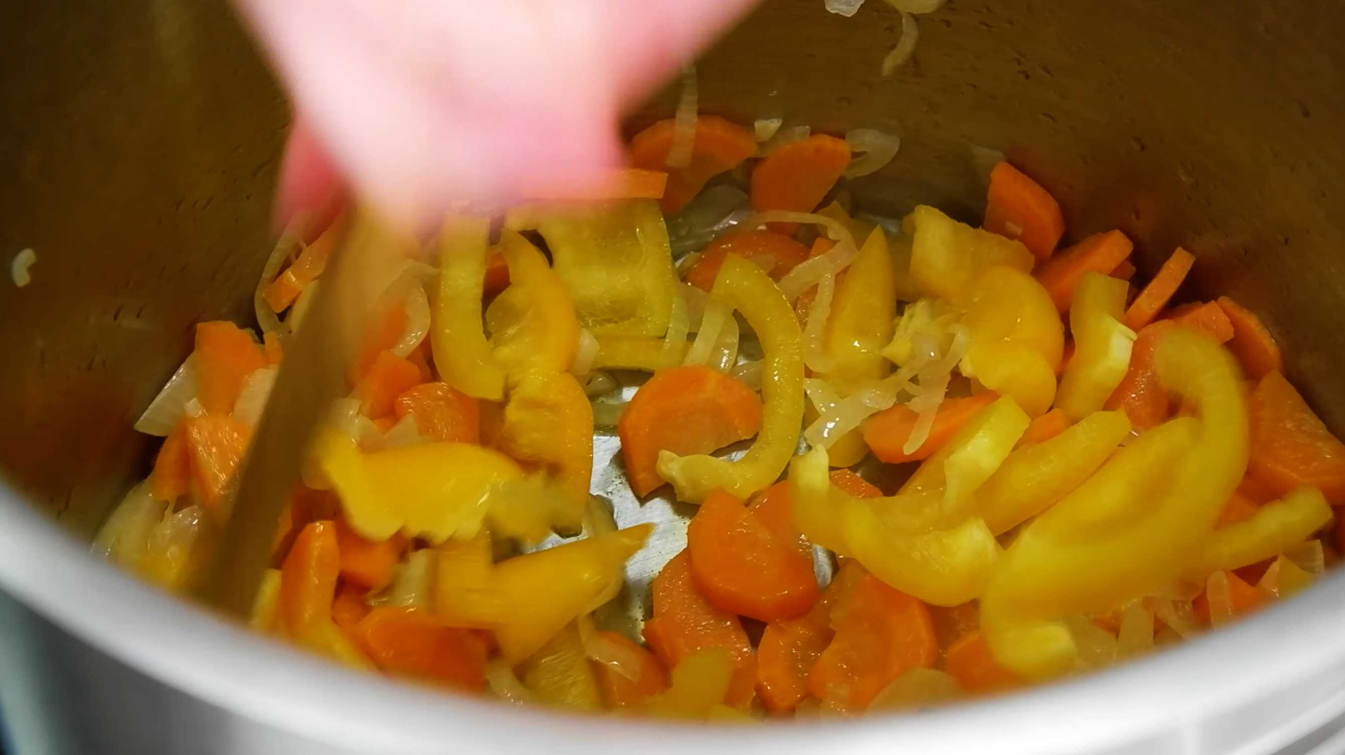 К овощам добавляем болгарский перец, перемешиваем и обжариваем 10 минут. Наливаем оставшиеся 75 мл растительного масла. Солянка с грибами в автоклаве-Шаг 10