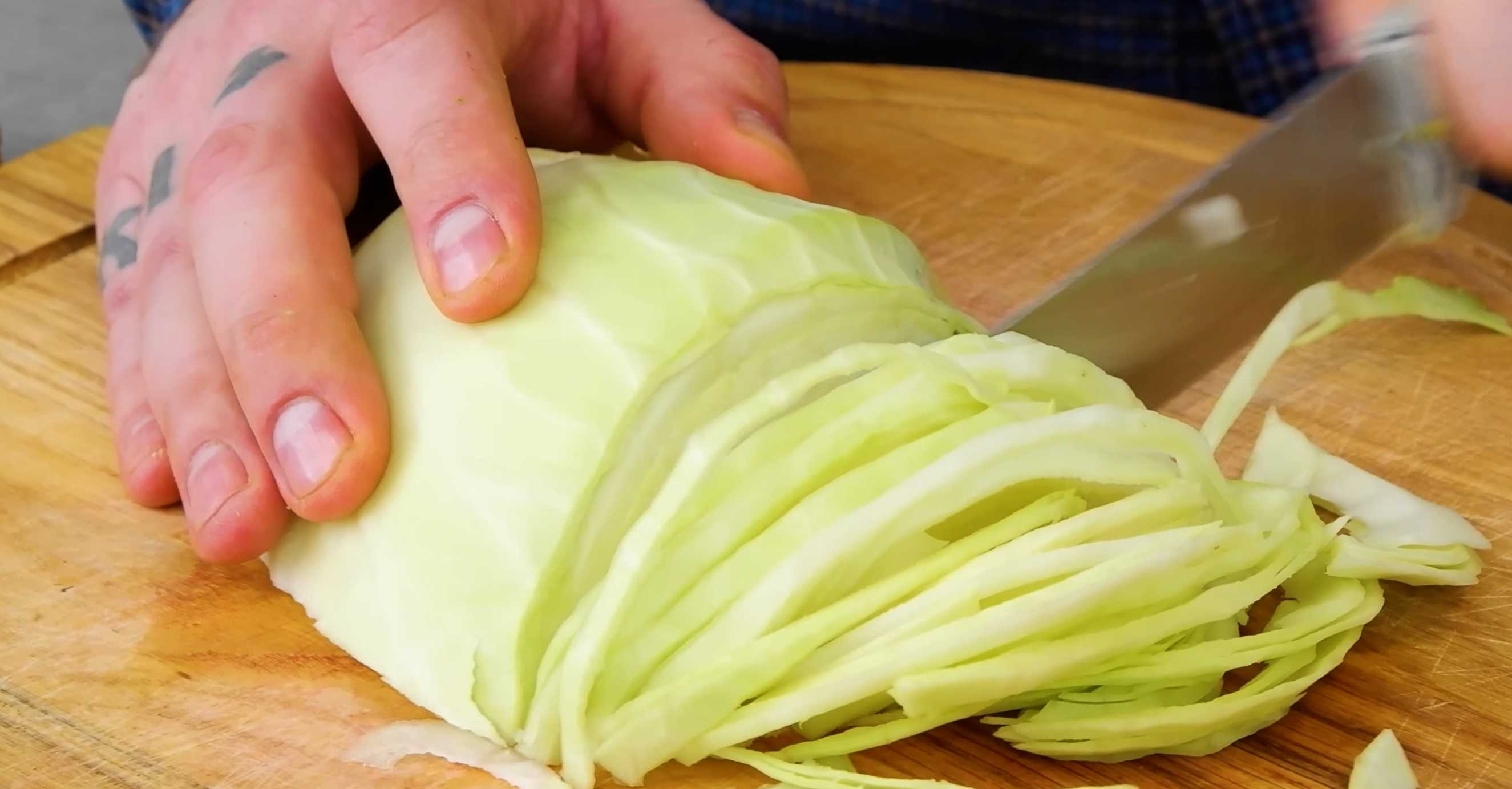 Шинкуем капусту соломкой. Солянка с грибами в автоклаве-Шаг 5