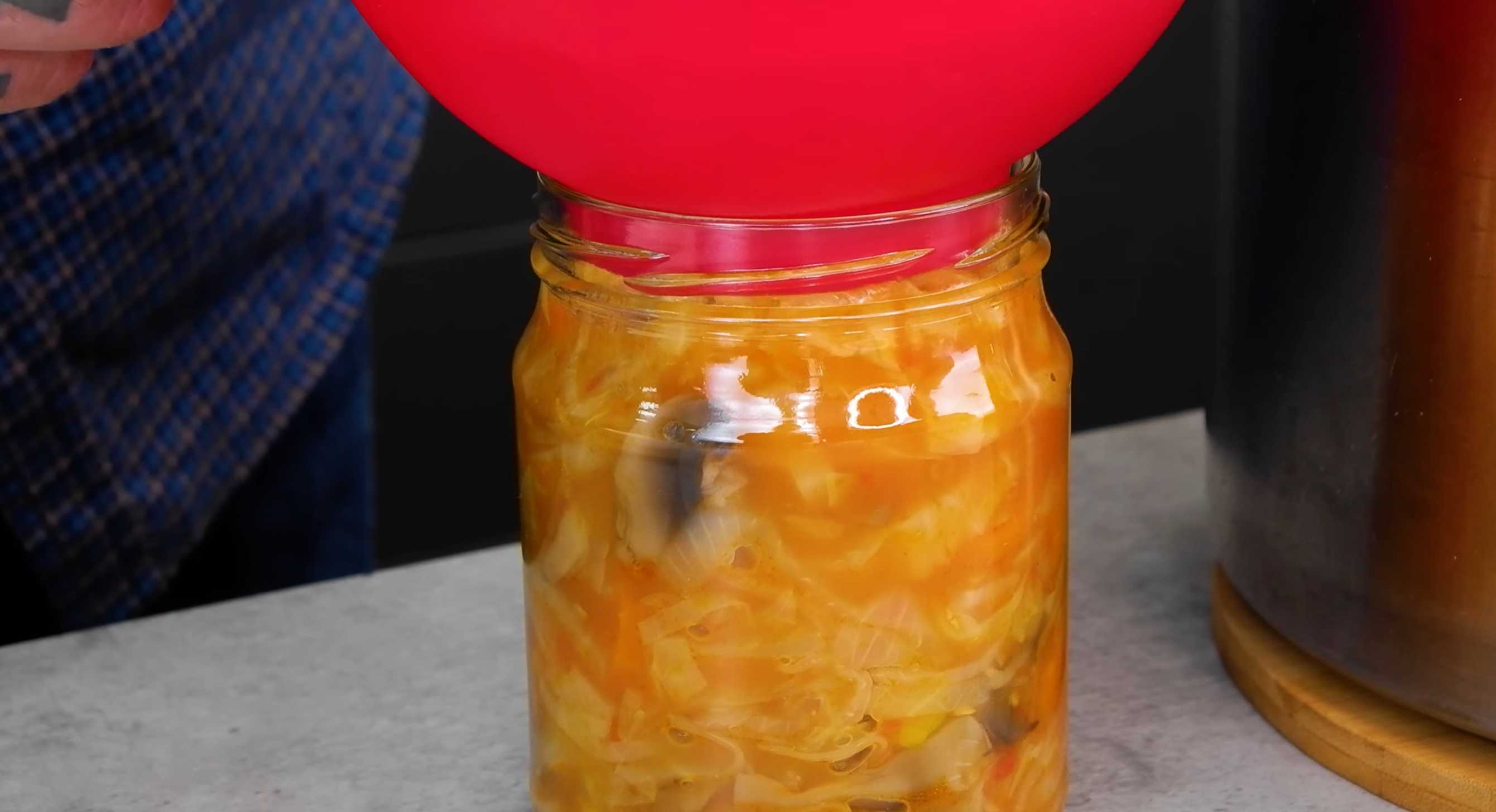 Сразу по окончании приготовления солянки раскладываем ее по чистым сухим банкам, массу утрамбовываем. Закрываем банки крышками. Солянка с грибами в автоклаве-Шаг 14