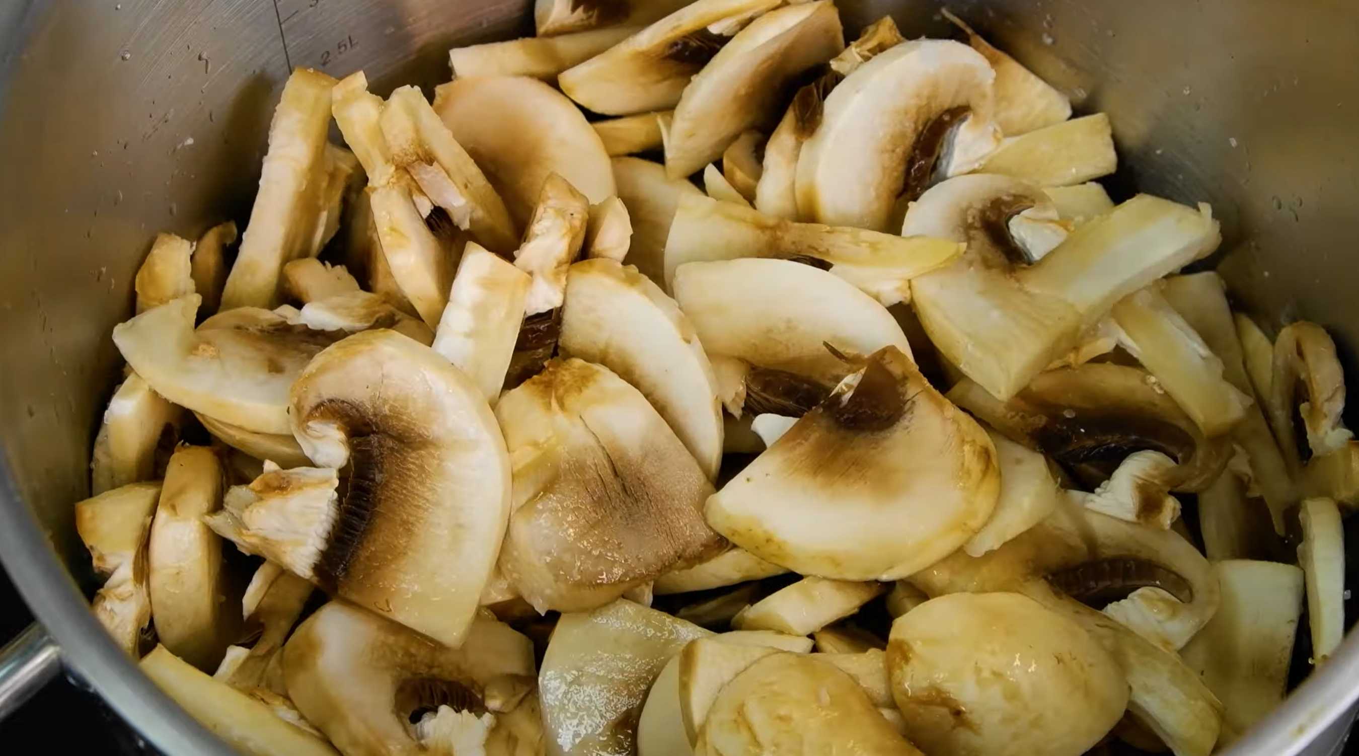 Грибы нарезаем, складываем в кастрюлю, заливаем водой. Отвариваем грибы в подсоленной воде. Солянка с грибами в автоклаве-Шаг 1