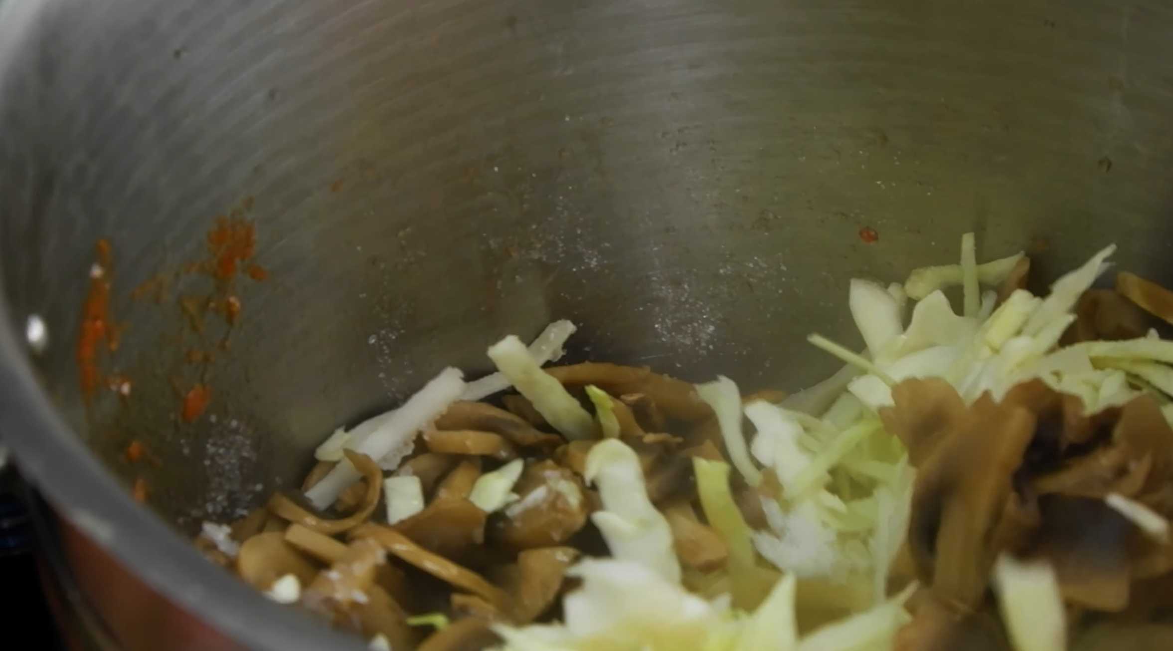 Откидываем сваренные грибы на дуршлаг, добавляем их в общую массу, тщательно перемешиваем. Солянка с грибами в автоклаве-Шаг 13