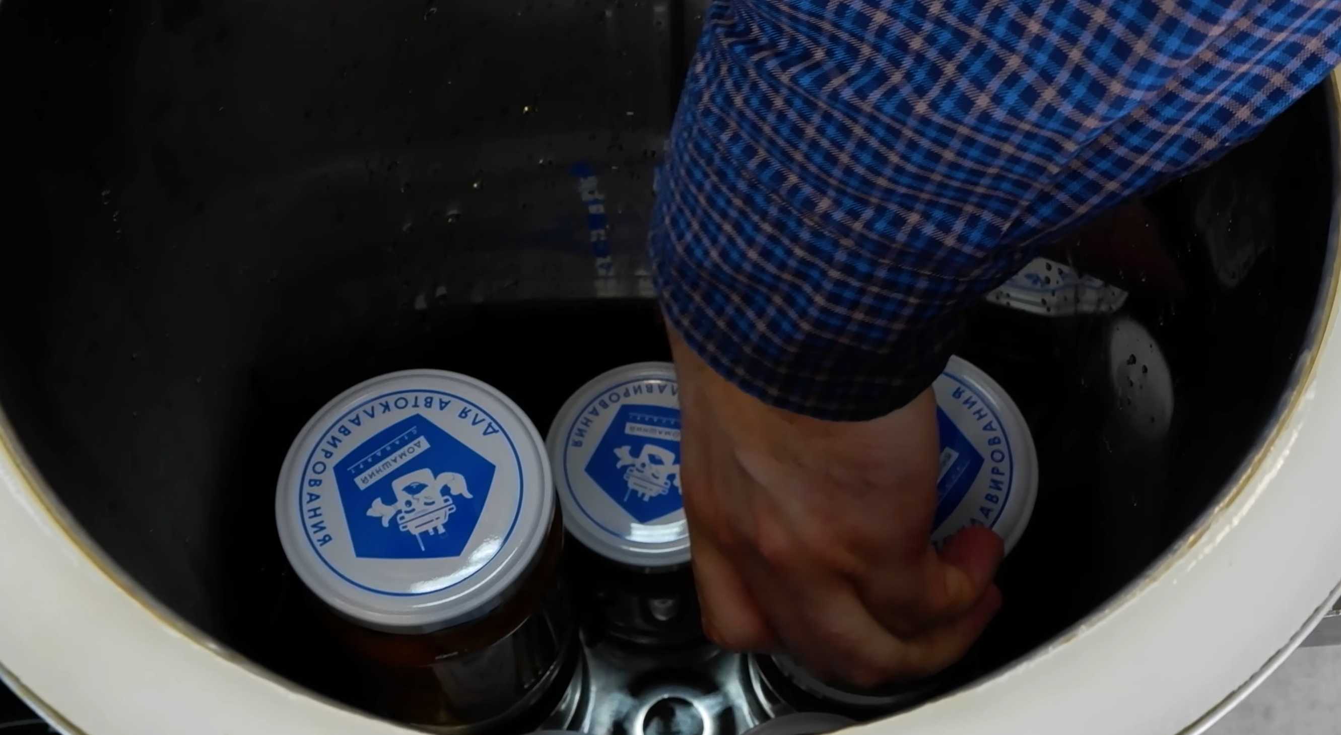 Воду для автоклава нагреваем примерно до 60 градусов. Заливаем воду в автоклав, опускаем в него банки. Солянка с грибами в автоклаве-Шаг 15