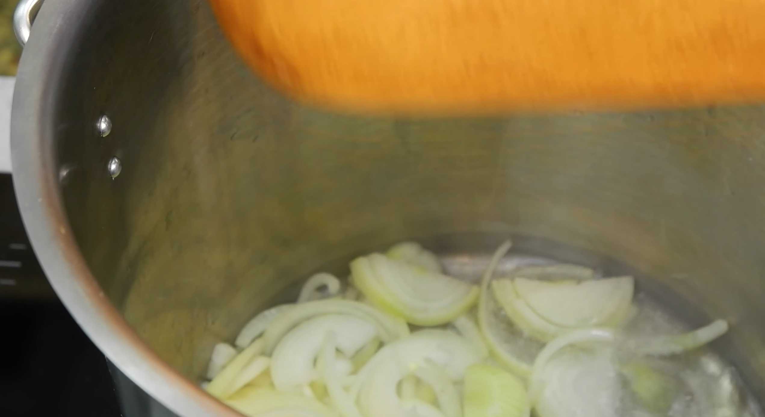 Заливаем растительное масло 75 мл в кастрюлю. Обжариваем лук на растительном масле до золотистого цвета. Солянка с грибами в автоклаве-Шаг 6