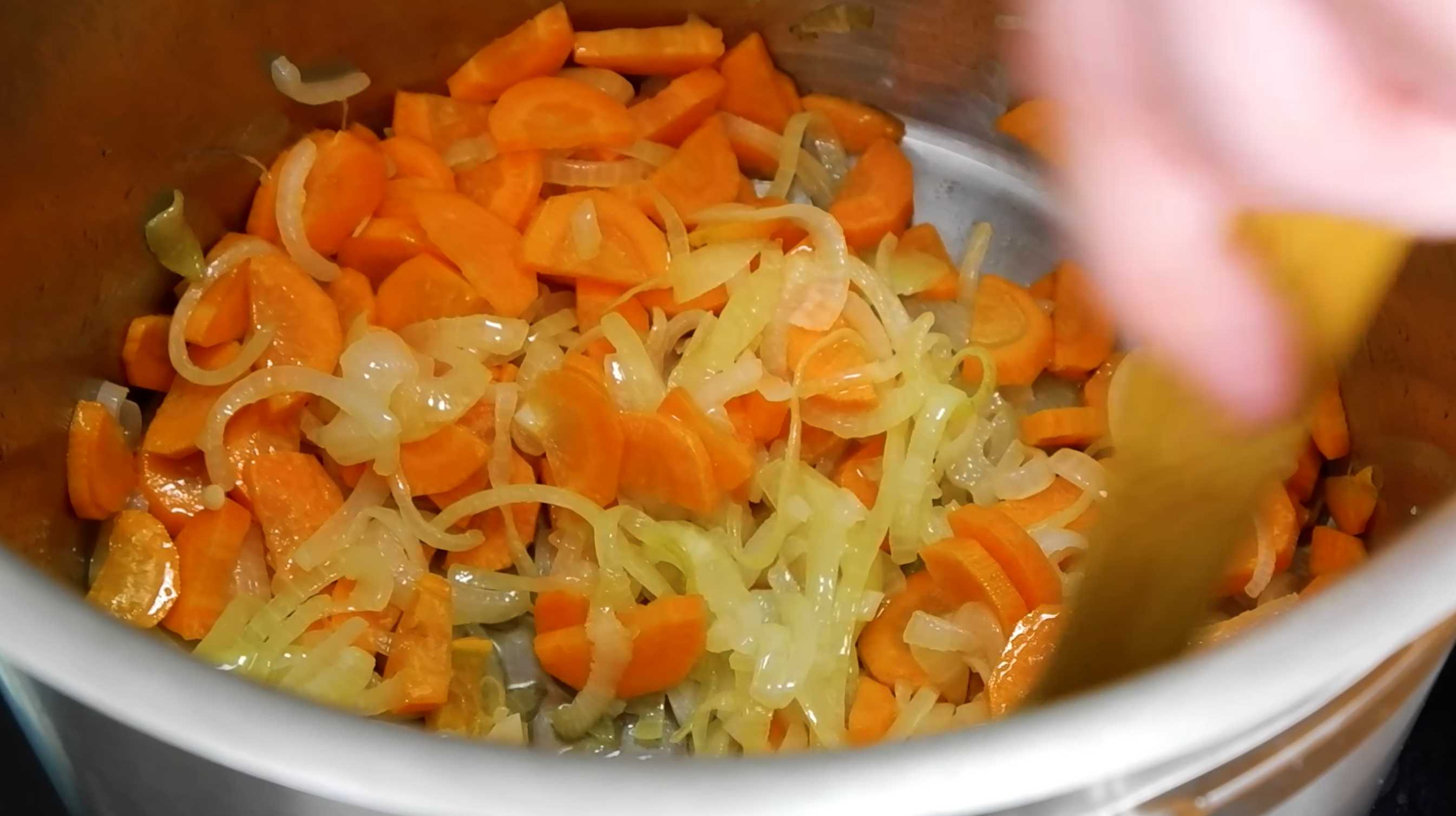 Морковь добавляем к луку и обжариваем до мягкости. Солянка с грибами в автоклаве-Шаг 8