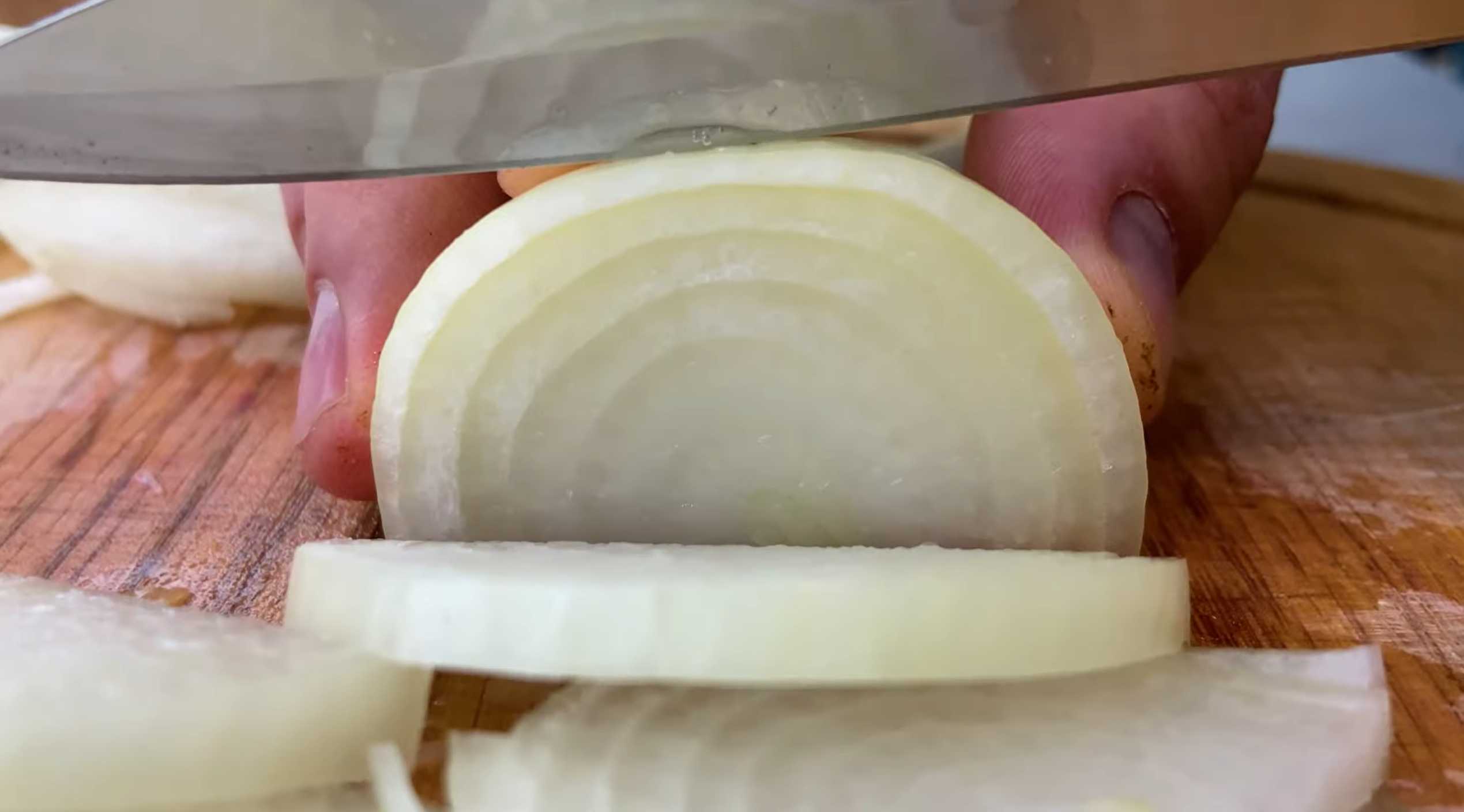 Нарезаем лук полукольцами. Солянка с грибами в автоклаве-Шаг 2