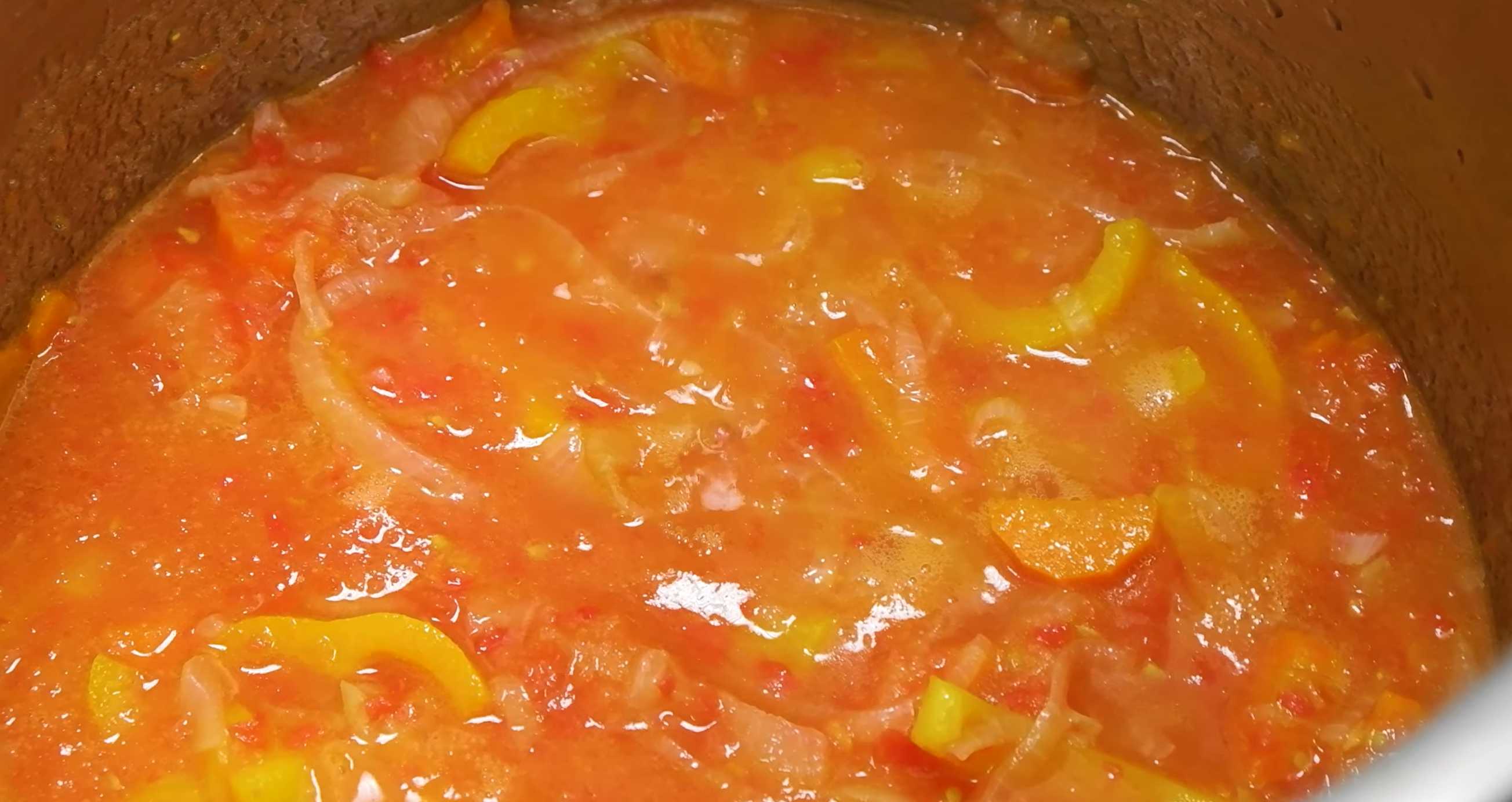 Заливаем помидорную массу к овощам и доводим до кипения. Солянка с грибами в автоклаве-Шаг 11