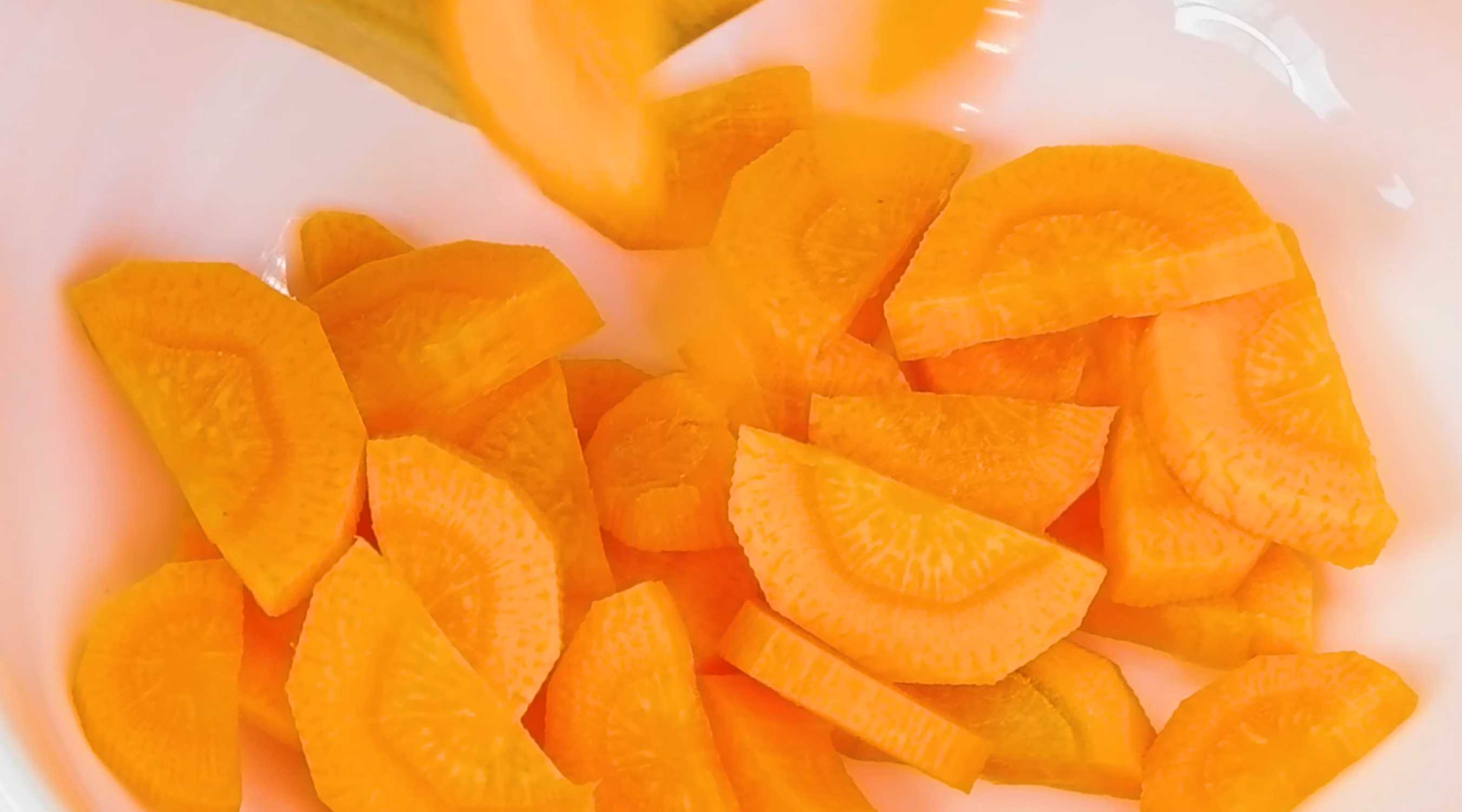 Морковь нарезаем небольшими кусочками (полукольцами) или натираем на терке для моркови по-корейски. Солянка с грибами в автоклаве-Шаг 3