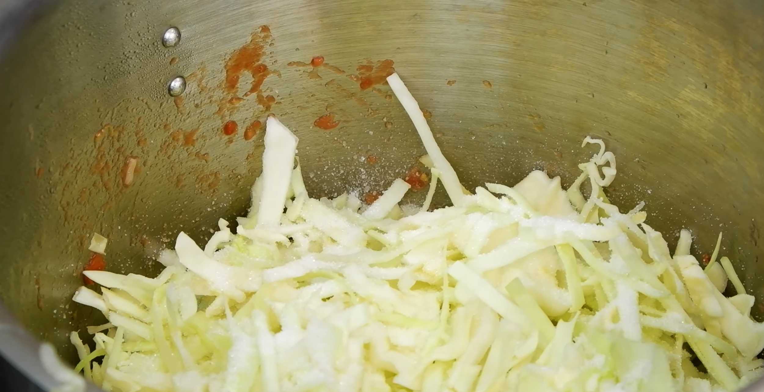 К овощам добавляем капусту и томатный соус, сахар по вкусу. Солянка с грибами в автоклаве-Шаг 12