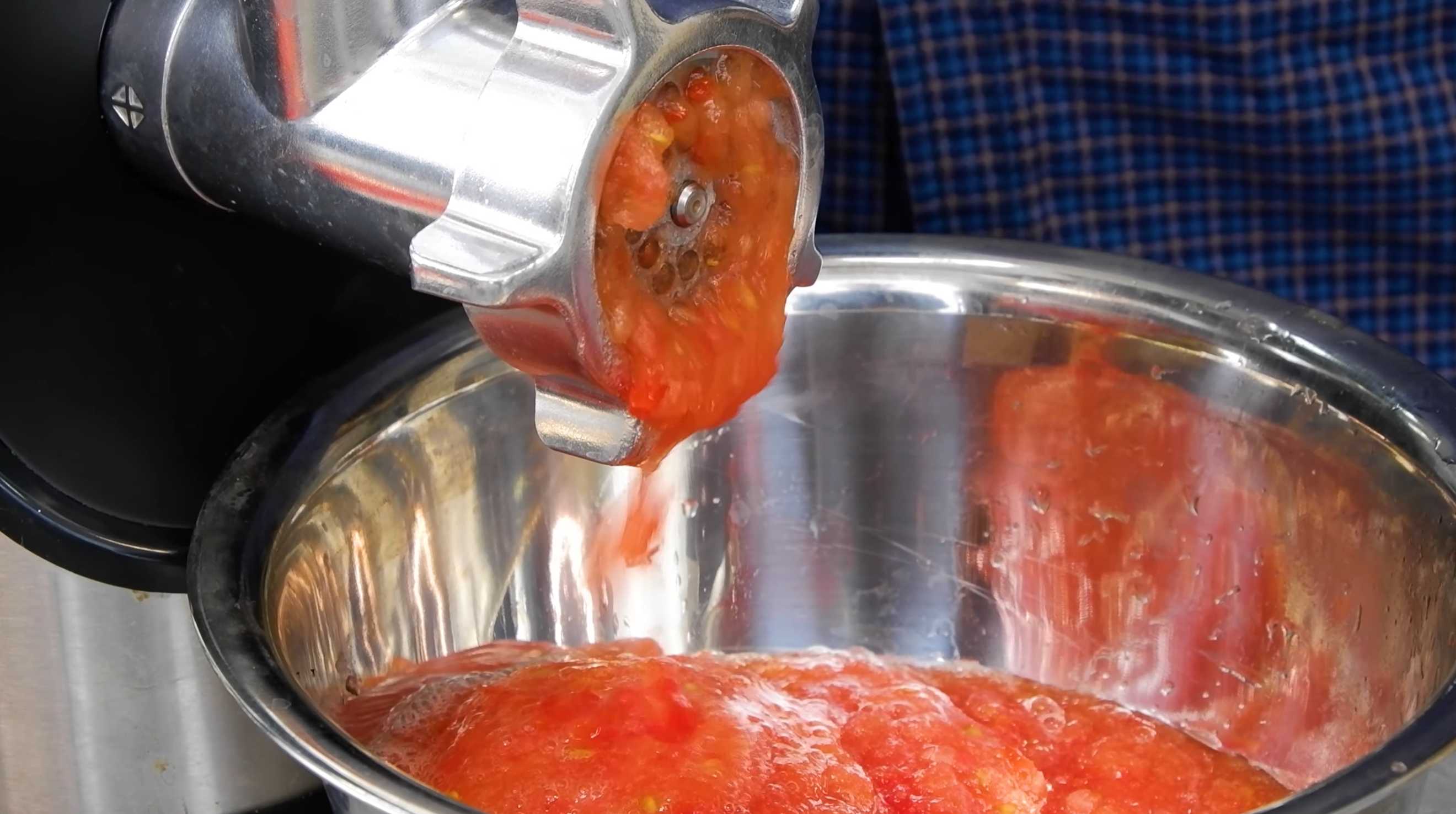 Пока обжариваются лук с морковью, пропускаем помидоры через мясорубку. Солянка с грибами в автоклаве-Шаг 9