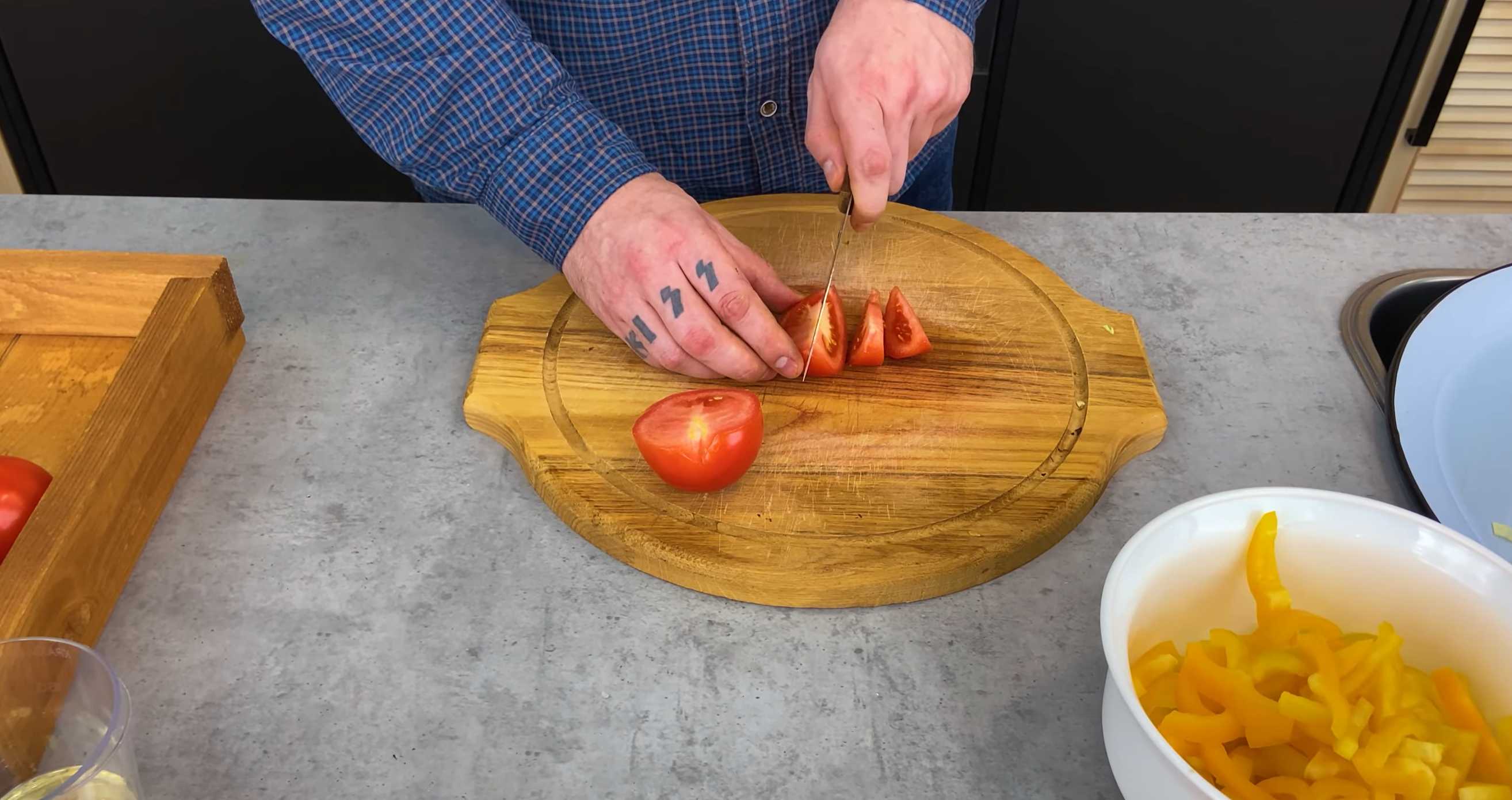 Пока лук обжаривается, нарезаем помидоры дольками. Солянка с грибами в автоклаве-Шаг 7