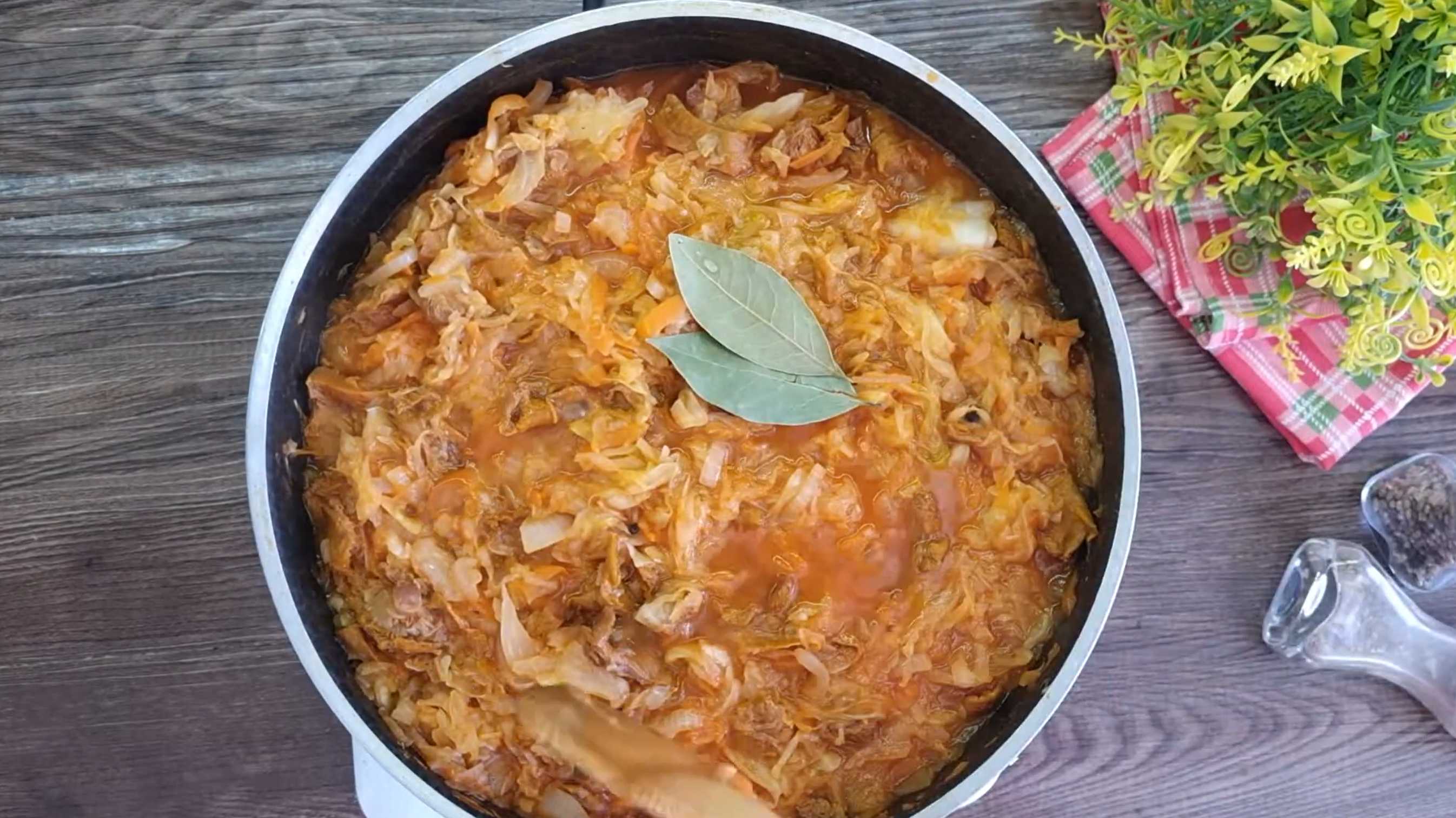 За 10 минут до готовности солянки по нашему рецепту добавьте уксус и пару лавровых листиков. Солянка с лисичками-Шаг 6