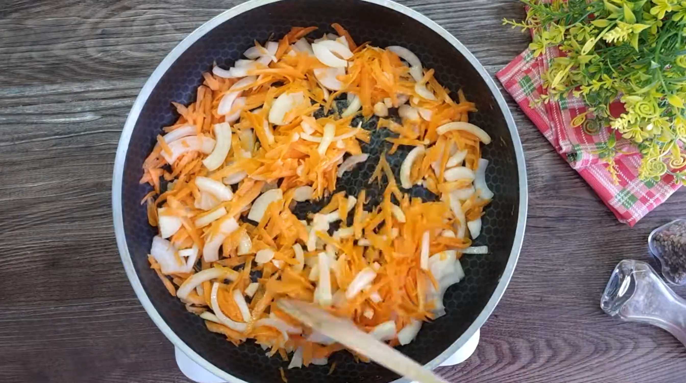 Рецепт предусматривает использование оливкового масла. На нем обжариваем около 2 минут лук, а затем морковь до мягкости. Солянка с лисичками-Шаг 2