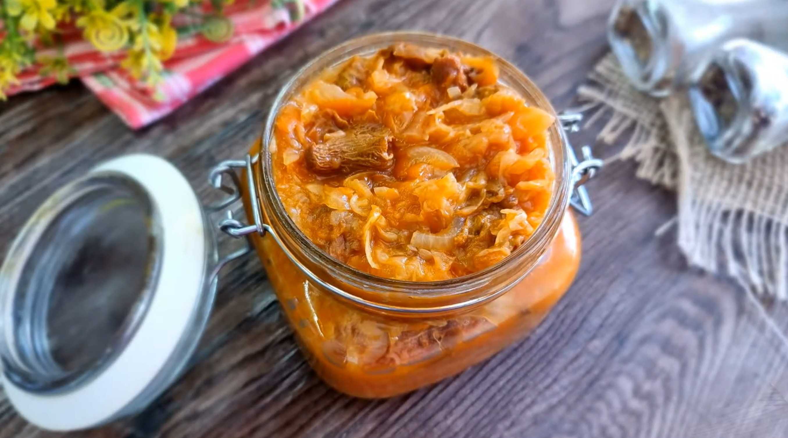 Банки сразу же плотно закатайте и переверните до полного остывания. Готовую солянку можно подавать к столу. Приятного аппетита! Мы уверены, что этот рецепт вам понравится. Солянка с лисичками-Шаг 8