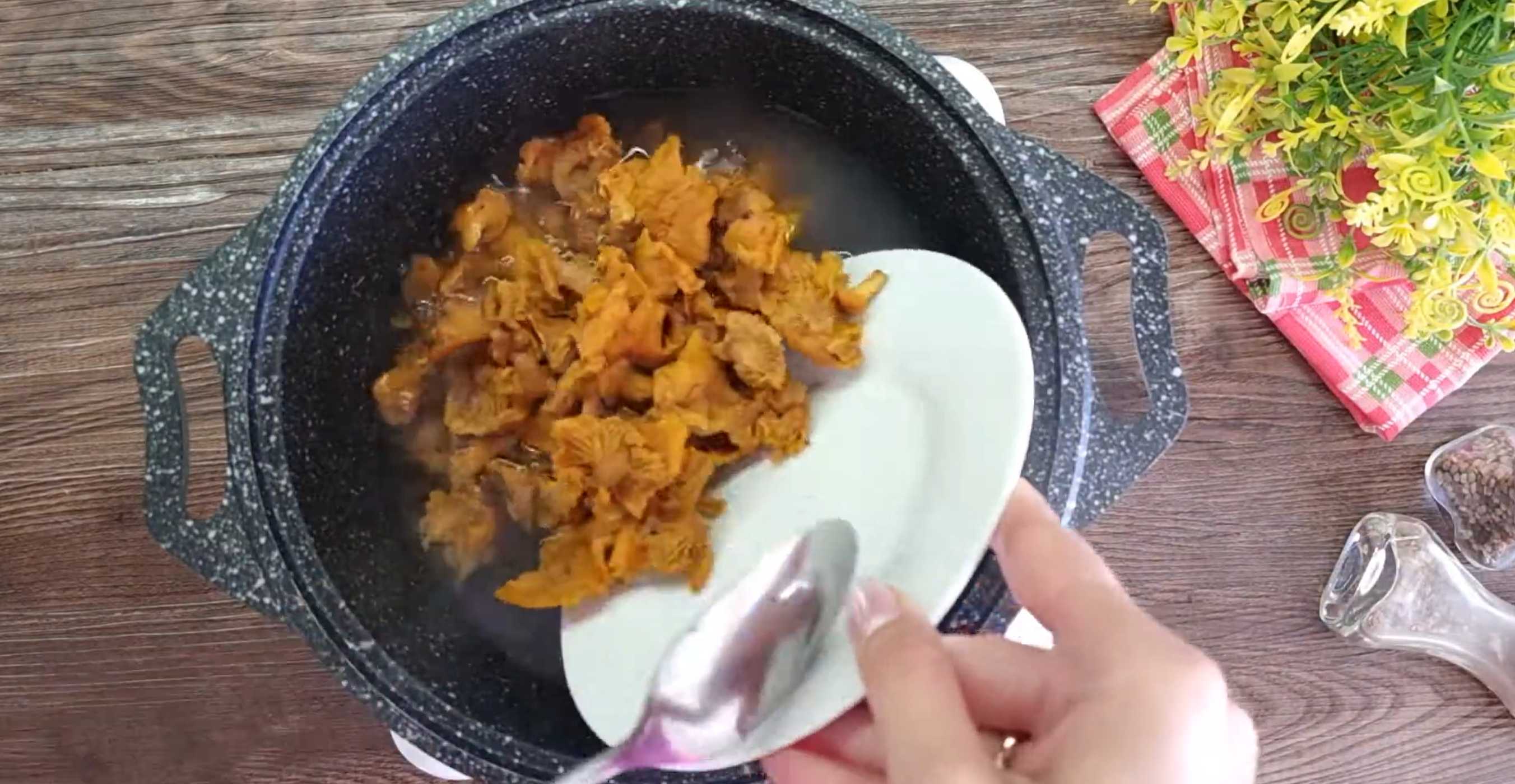 Наш рецепт приготовления начинается с подготовки грибов. Сначала их нужно помыть под проточной водой. Подсолите воду в кастрюле и добавьте в нее лисички. После закипания воды их нужно варить 30 минут. Солянка с лисичками-Шаг 1