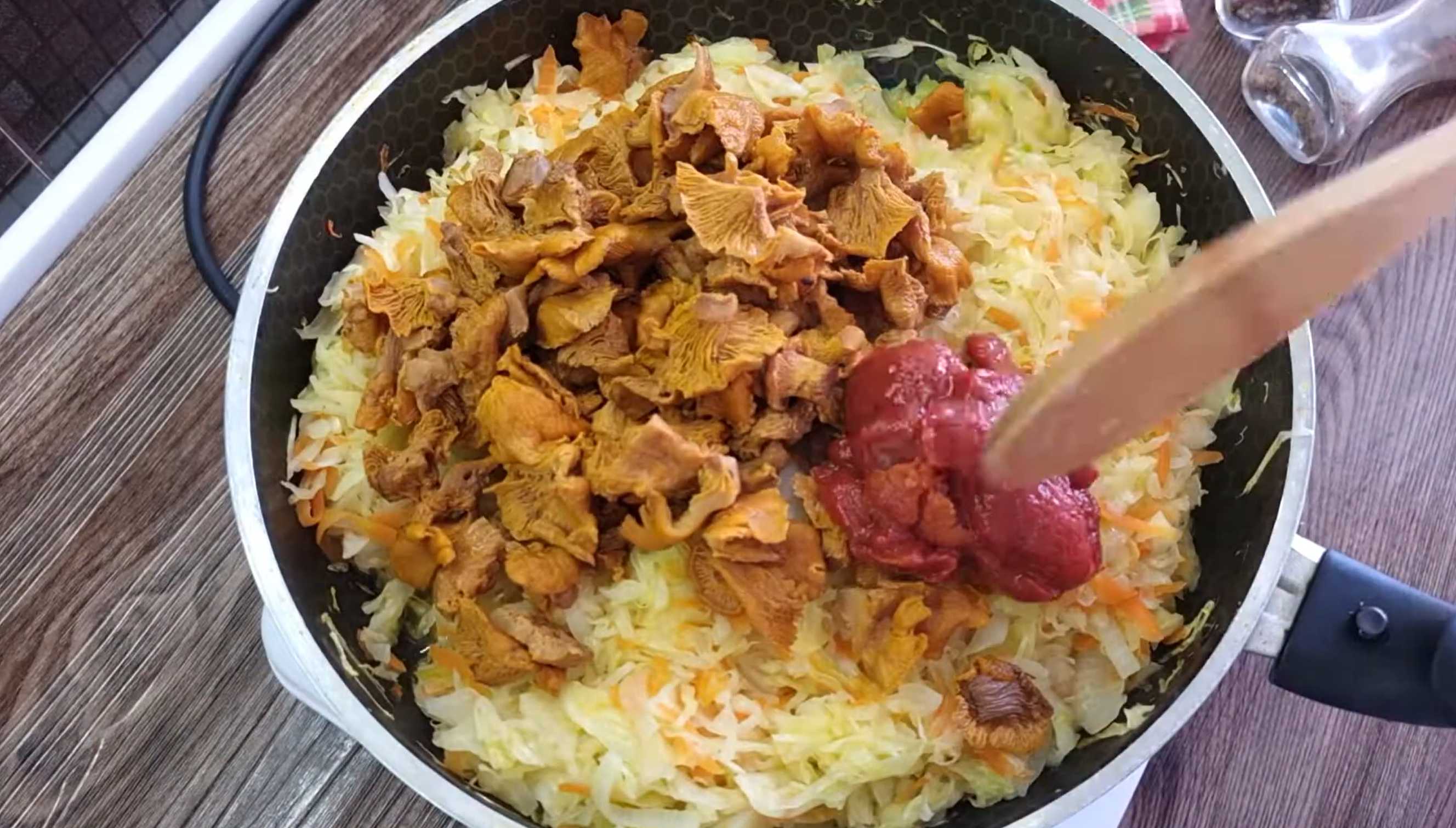 Добавьте к овощам отваренные лисички, затем томатную пасту. Солянка с лисичками-Шаг 4