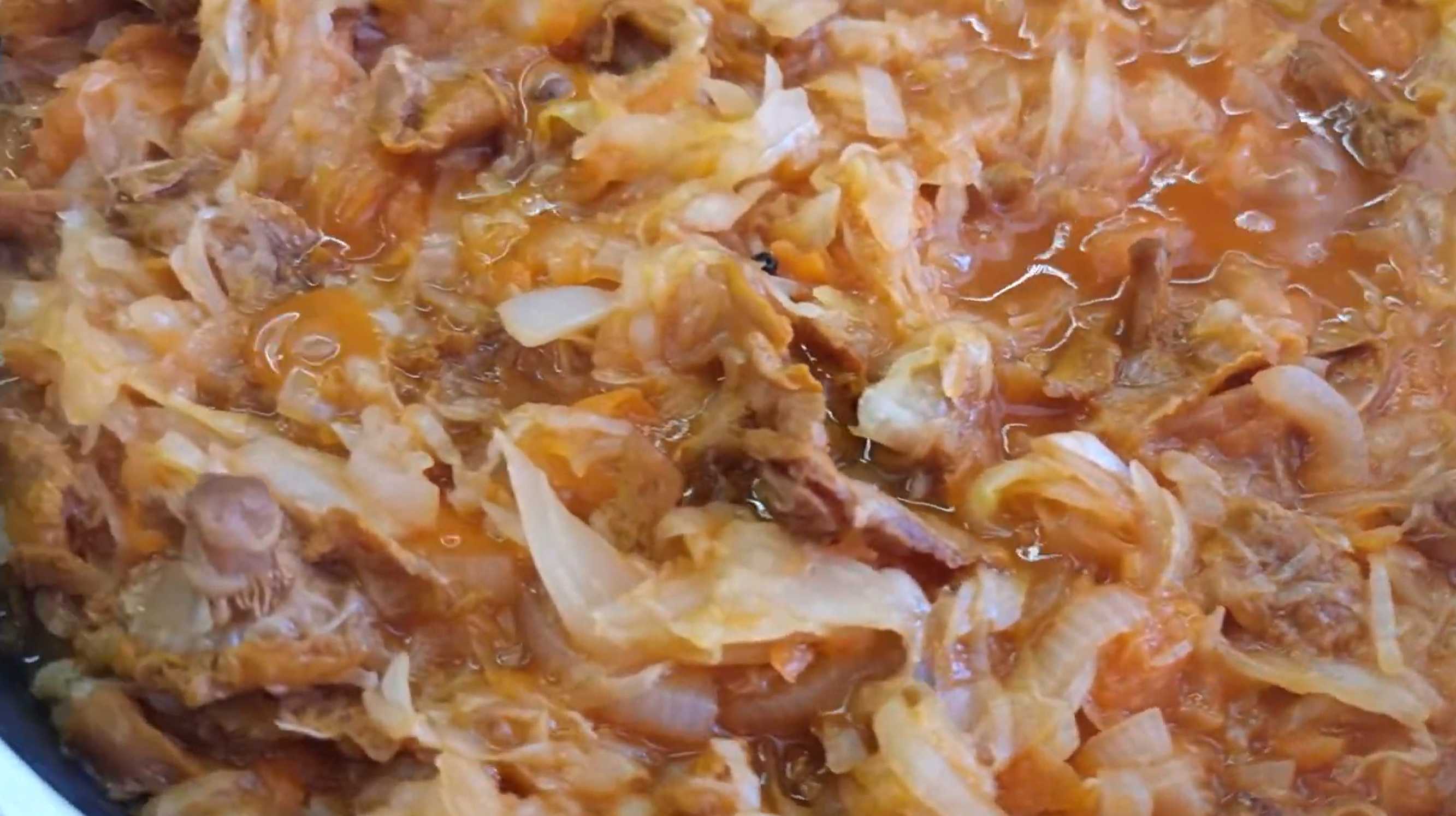 Добавьте сахар, соль, душистый перец, перец горошком, влейте воду и тушите все вместе 40 минут. Солянка с лисичками-Шаг 5