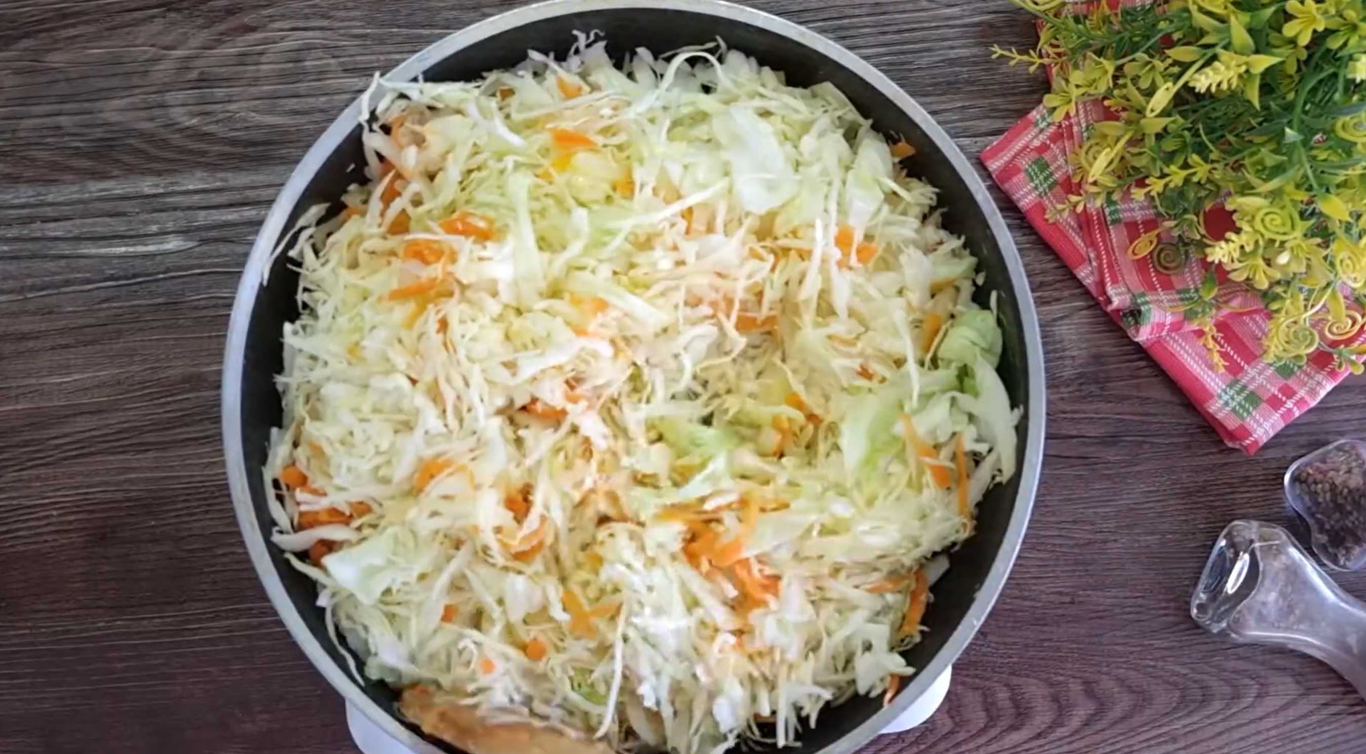 Добавьте нашинкованную капусту и готовьте все вместе 20 минут, периодически помешивая. Солянка с лисичками-Шаг 3