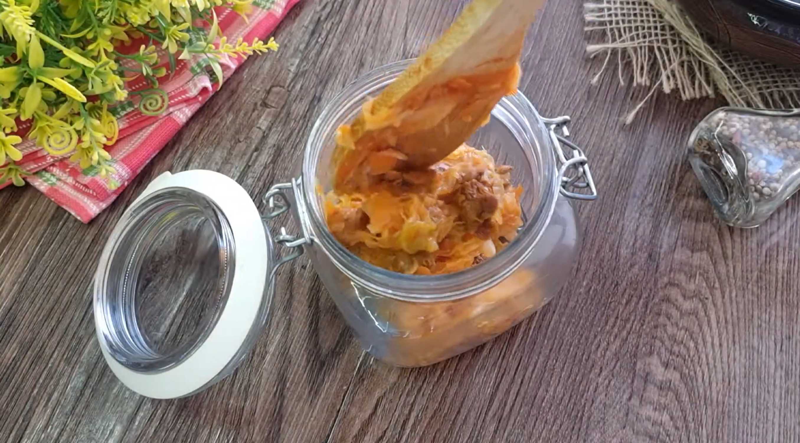 Разложите горячую грибную солянку по стерильным банкам. Заполняйте банки плотно, утрамбовывая массу. Солянка с лисичками-Шаг 7