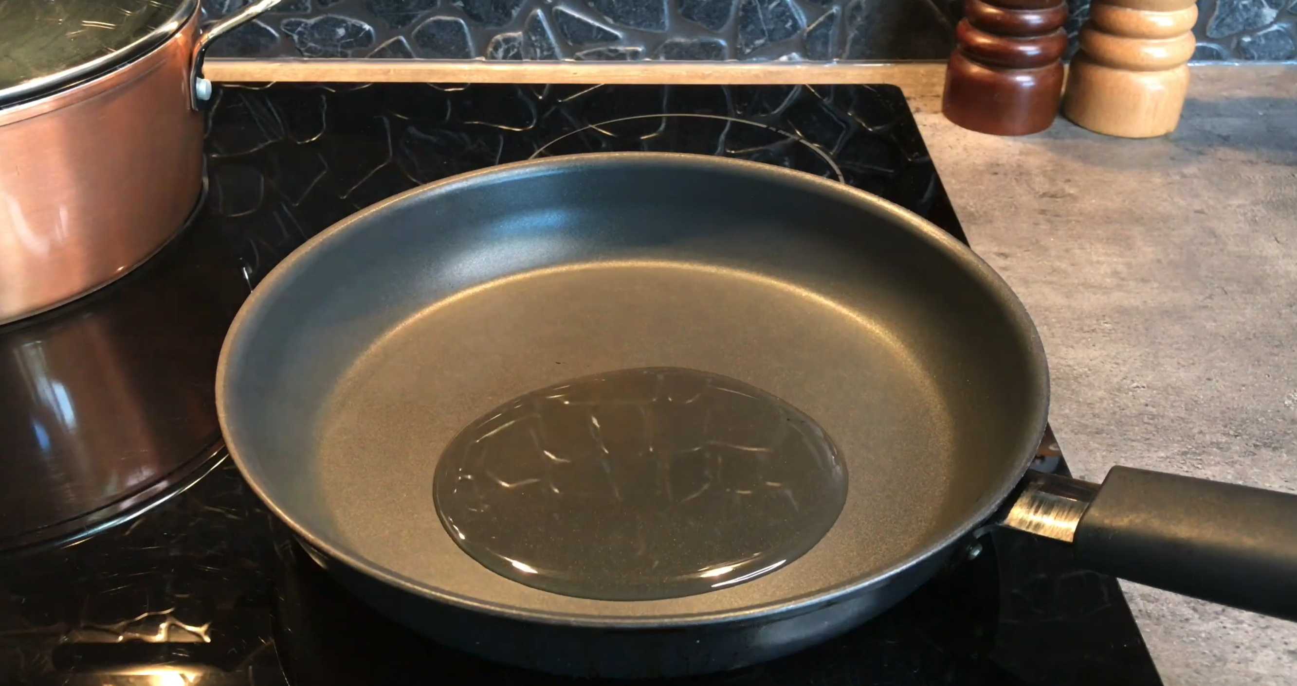 Разогрейте сковороду с растительным маслом. Прежде всего нарезаем лук и отправляем его на сковороду с растительным маслом. Солянка на сковороде-Шаг 1