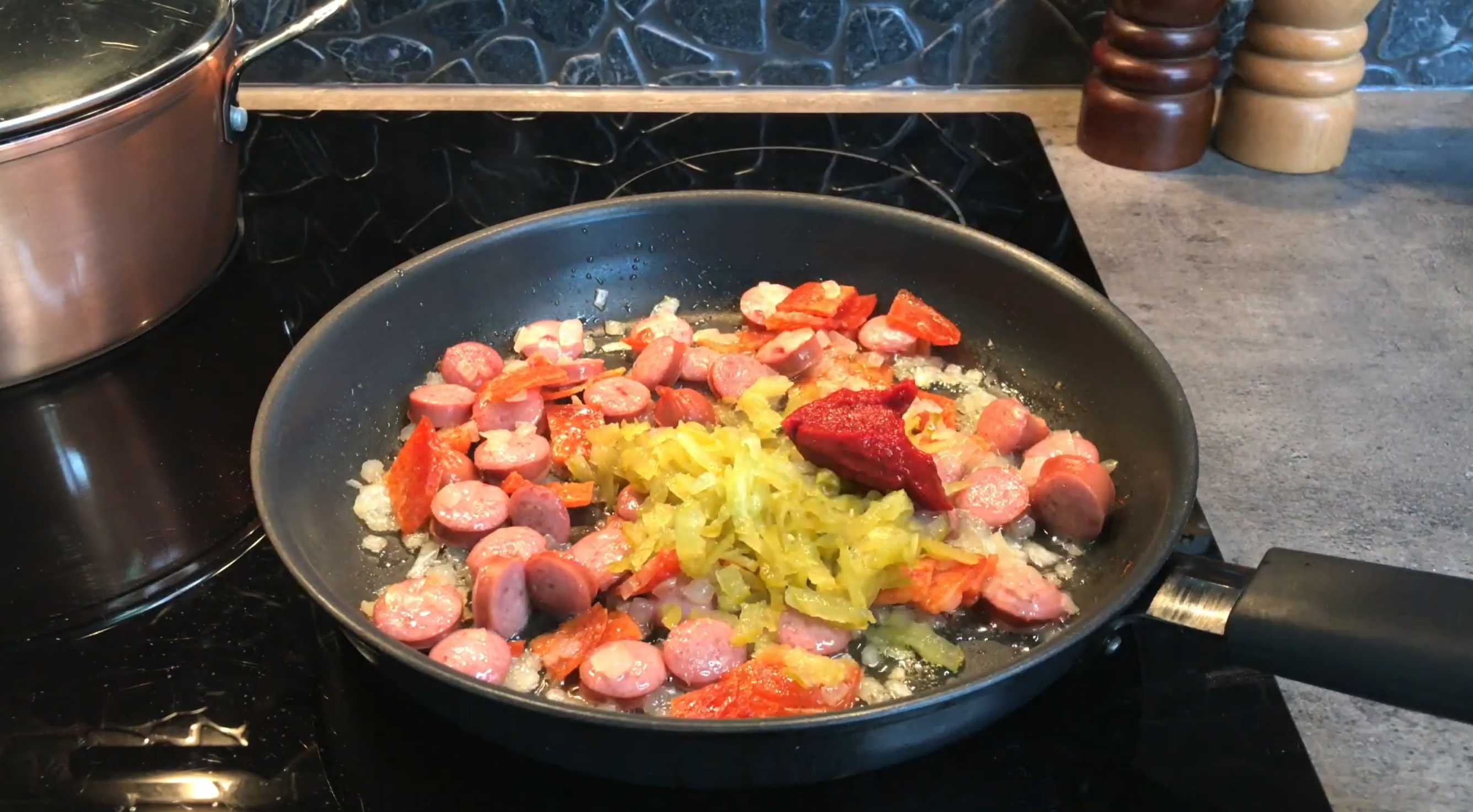 Добавляем томатную пасту и обжариваем. Солянка на сковороде-Шаг 5