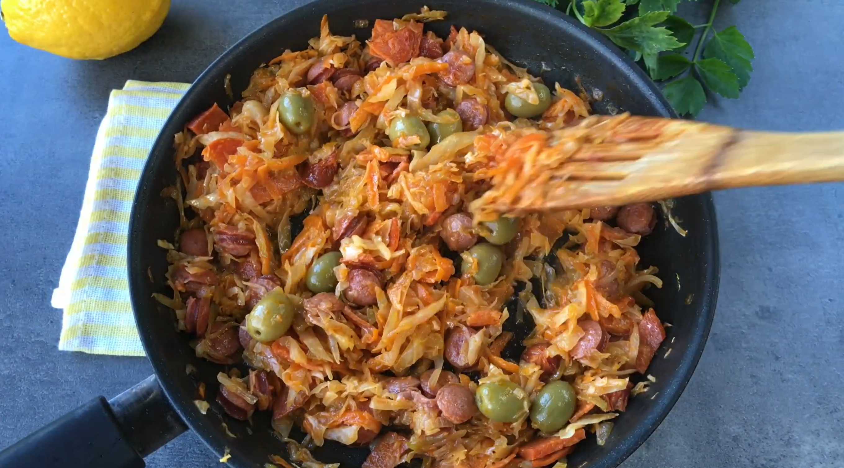 По истечении 30 минут можно выключить огонь. Солянка готова. Можно подавать ее к столу. Приятного аппетита. Солянка на сковороде-Шаг 9