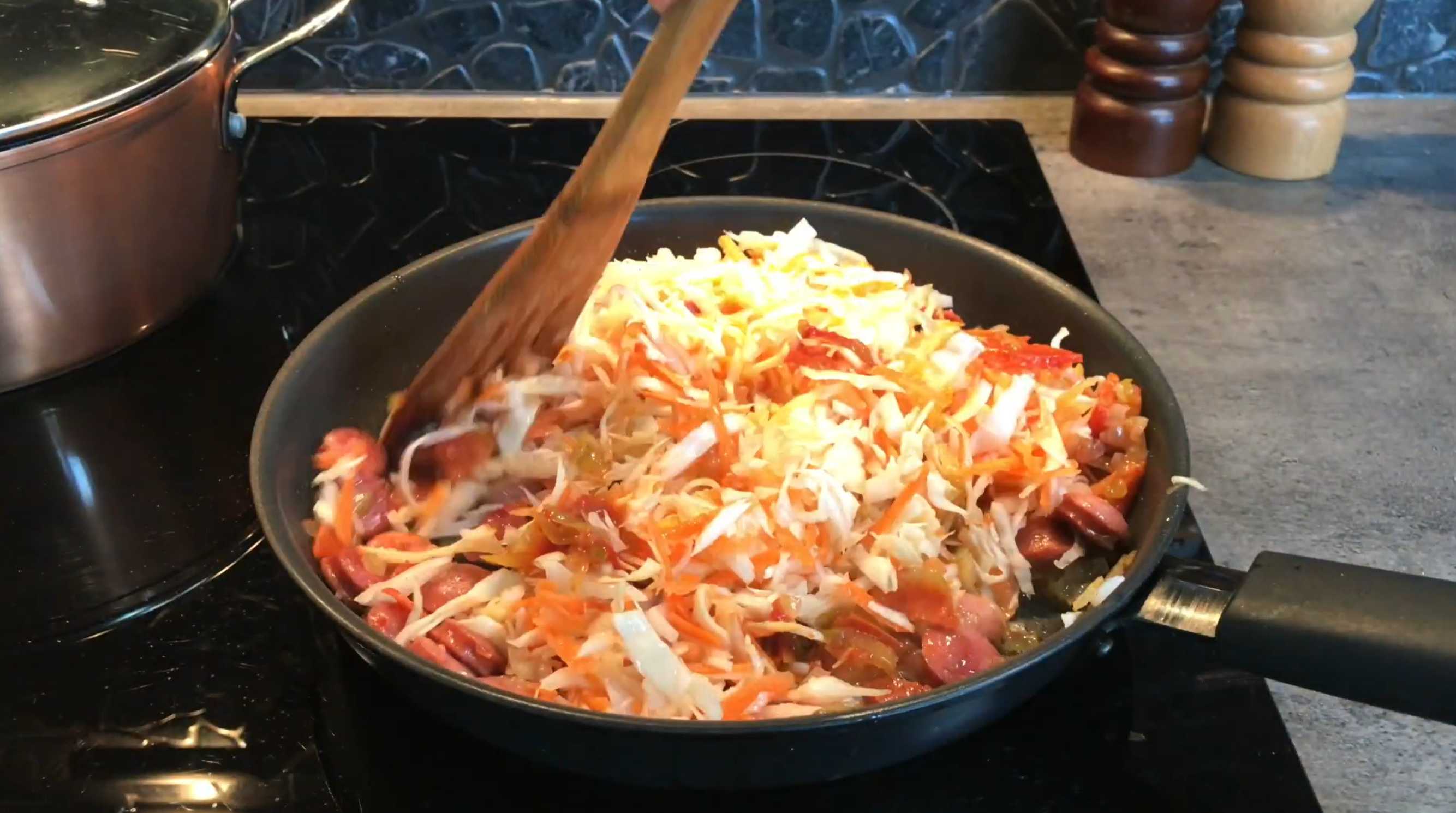 Выкладываем квашеную капусту, обжариваем в сковороде минут 5, добавляем молотый перец по вкусу. Солянка на сковороде-Шаг 6