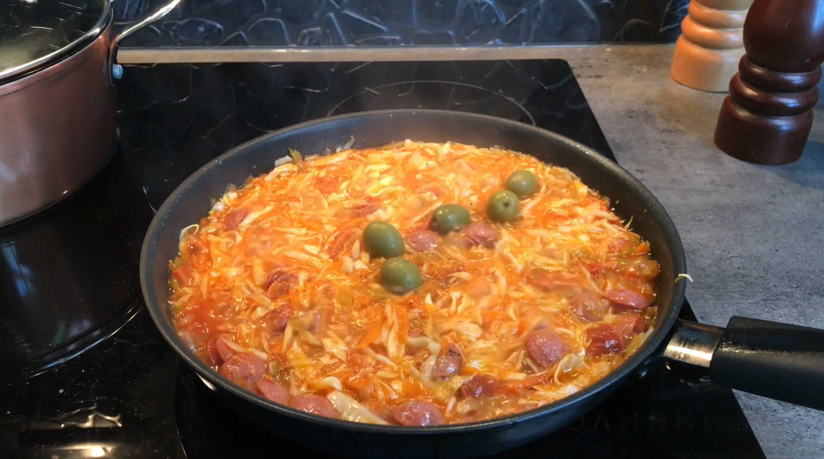 Добавляем оливки, накрываем солянку крышкой и тушим примерно 30 минут. Солянка на сковороде-Шаг 8