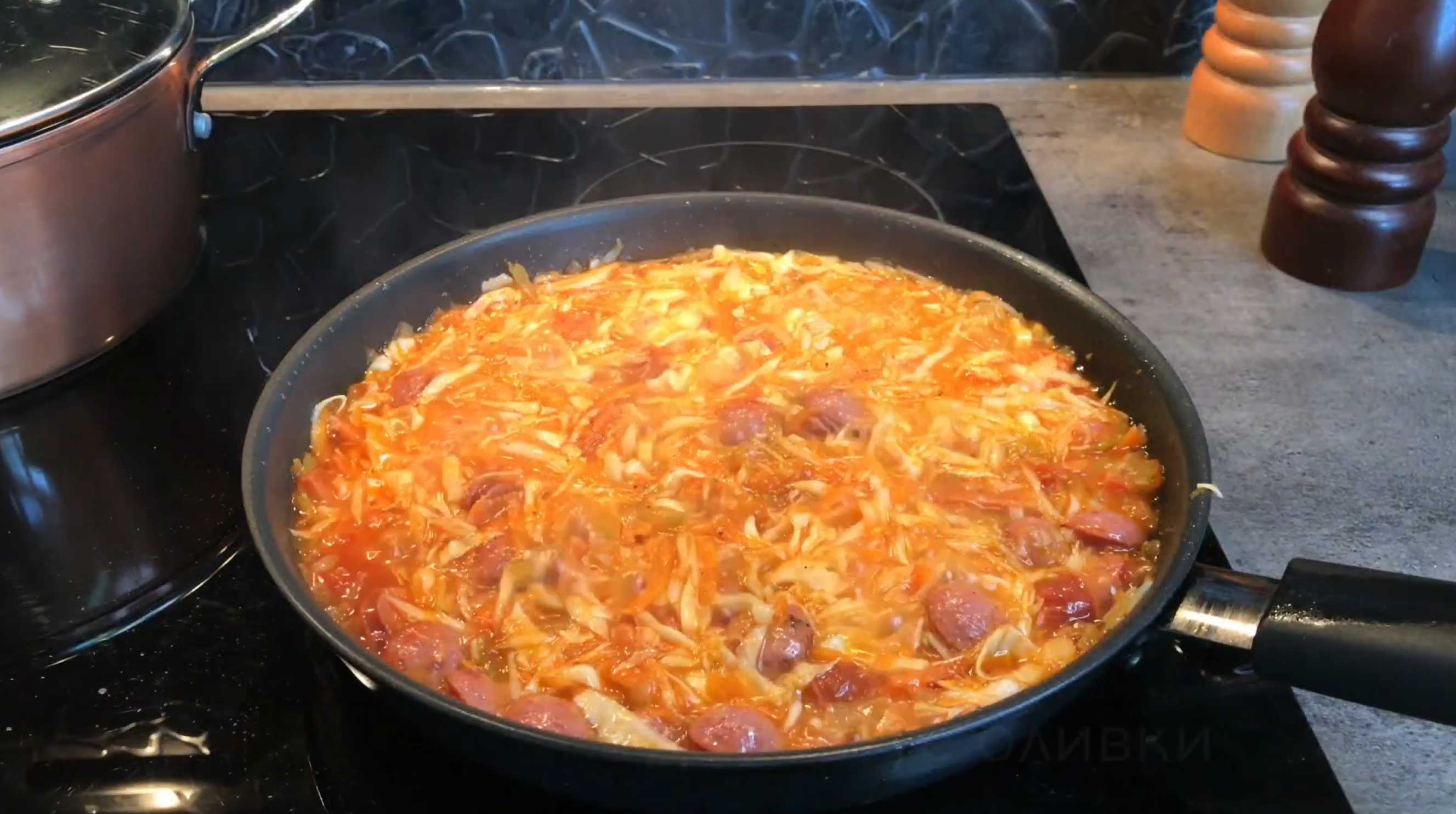 Вливаем стакан капустного рассола или воды, если рассол очень соленый. По желанию добавьте сок лимона. Солянка на сковороде-Шаг 7