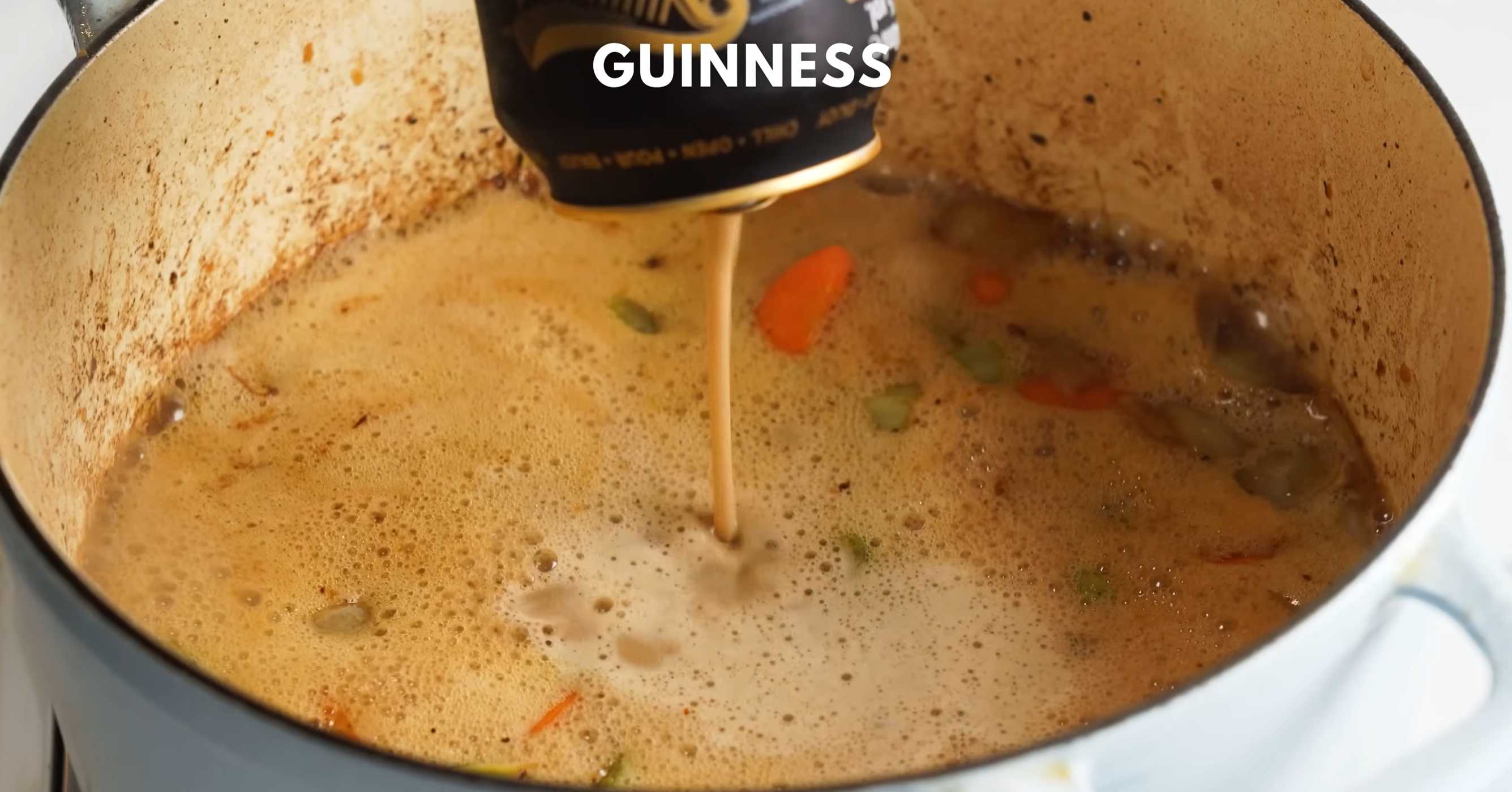 Добавьте пиво Гиннес, говяжий бульон, воду, перемешайте. Семейный мясной пирог-Шаг 6