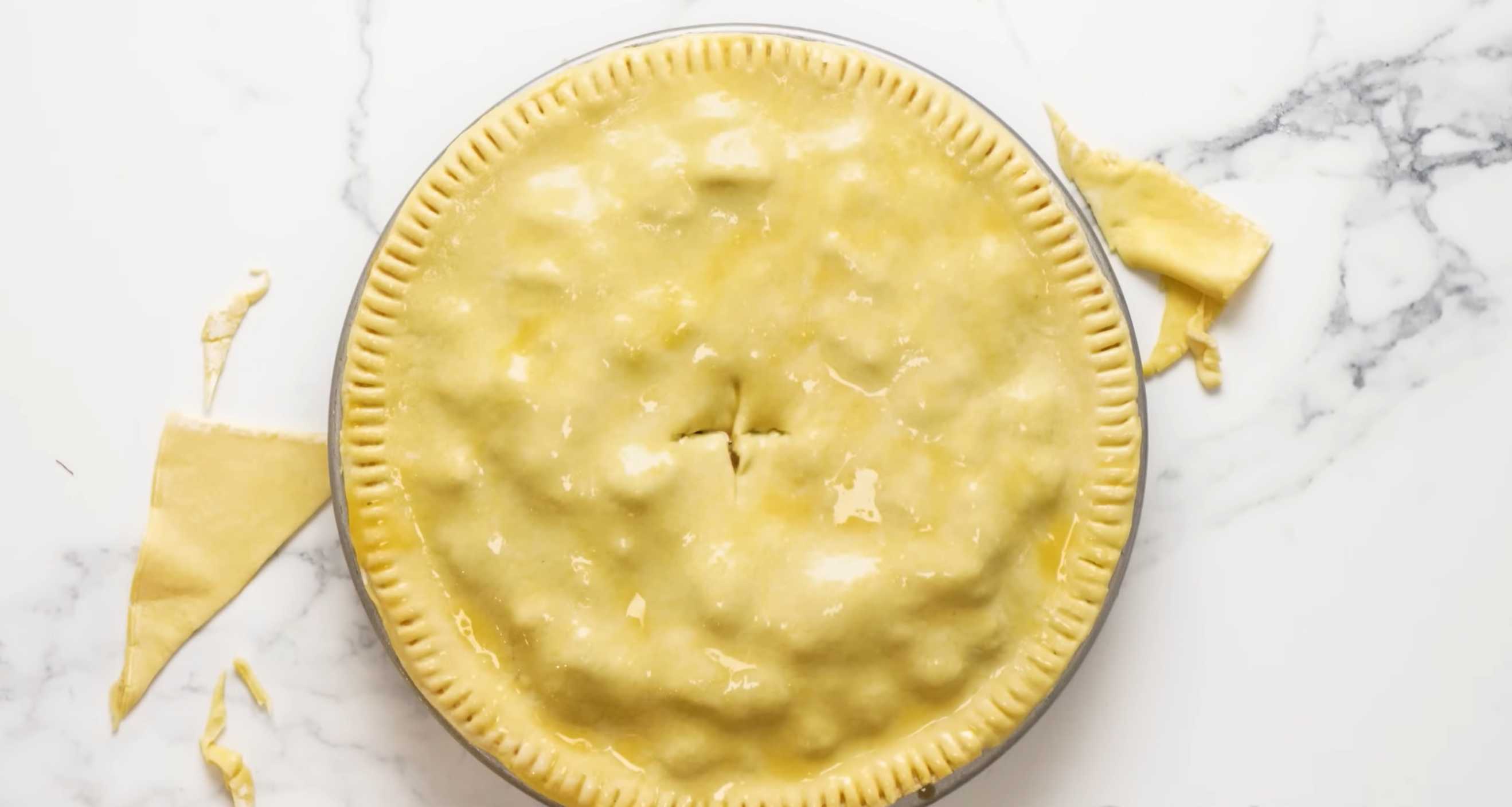 Смажьте верхнюю часть яйцом и сделайте посередине небольшой крестообразный надрез. Семейный мясной пирог-Шаг 18