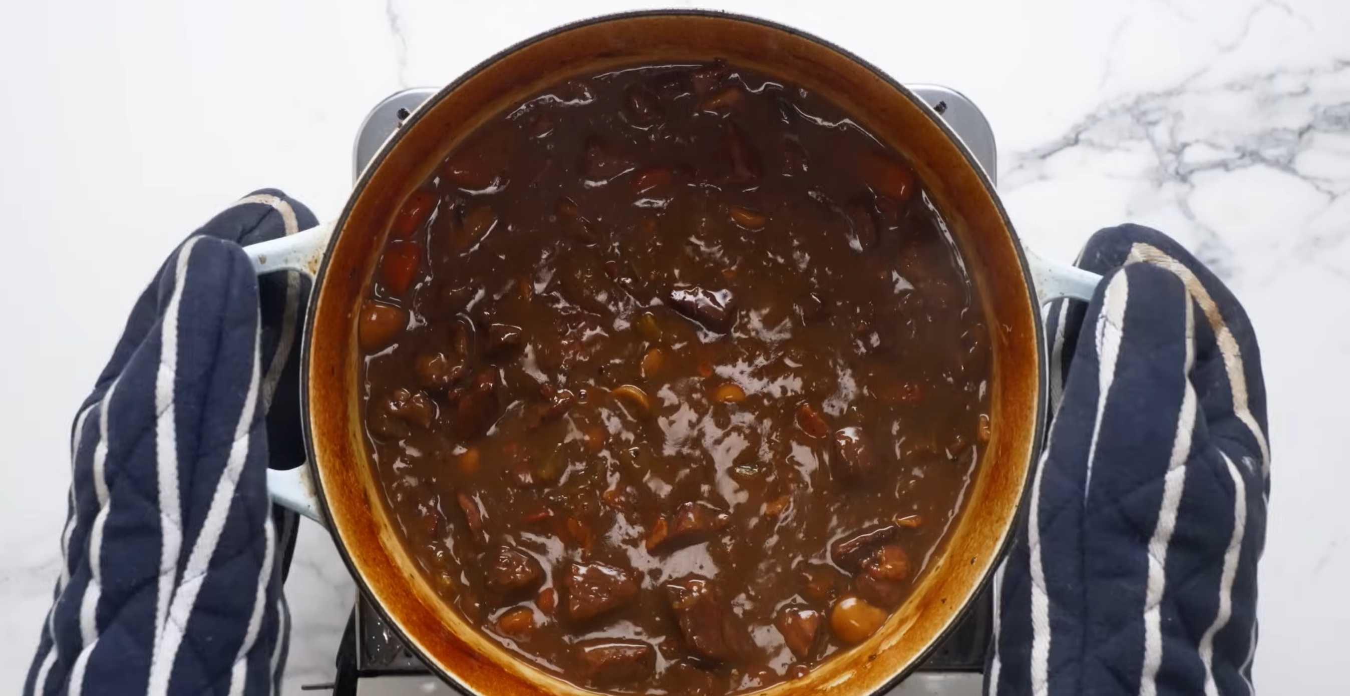 Посолите, поперчите, перемешайте, снимите с огня и оставьте на ночь в холодильнике. Семейный мясной пирог-Шаг 11