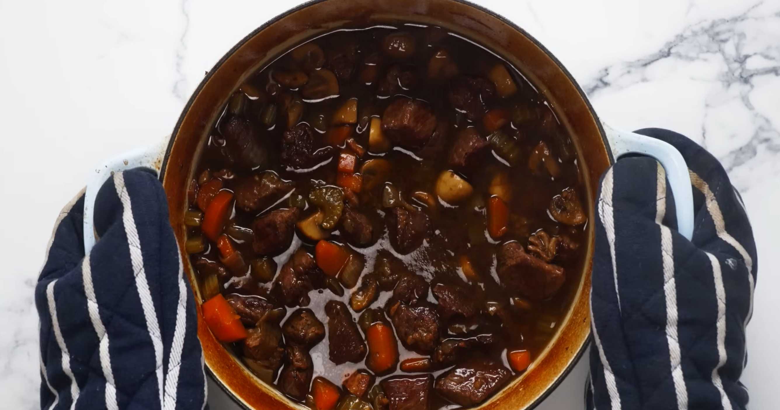 Выньте кастрюлю из духовки, поставьте на огонь и прокипятите 20 минут. Семейный мясной пирог-Шаг 9