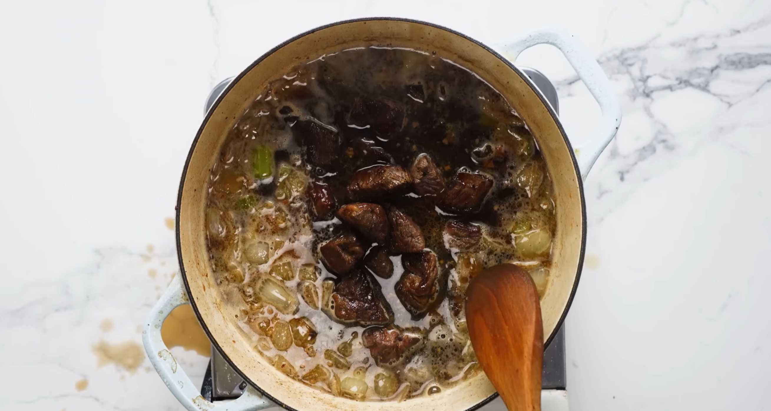 Добавьте мясо и бекон, накройте крышкой и поставьте в духовку на 1 час. Семейный мясной пирог-Шаг 7