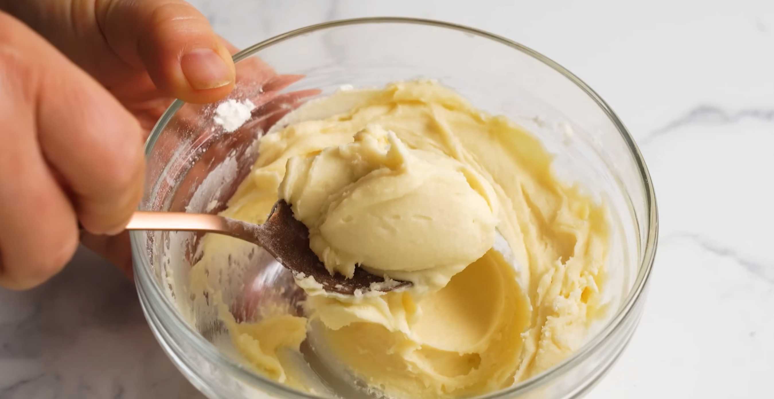 Смешайте в миске сливочное масло и муку, размешайте, растирая и добавьте в кастрюлю. Семейный мясной пирог-Шаг 10