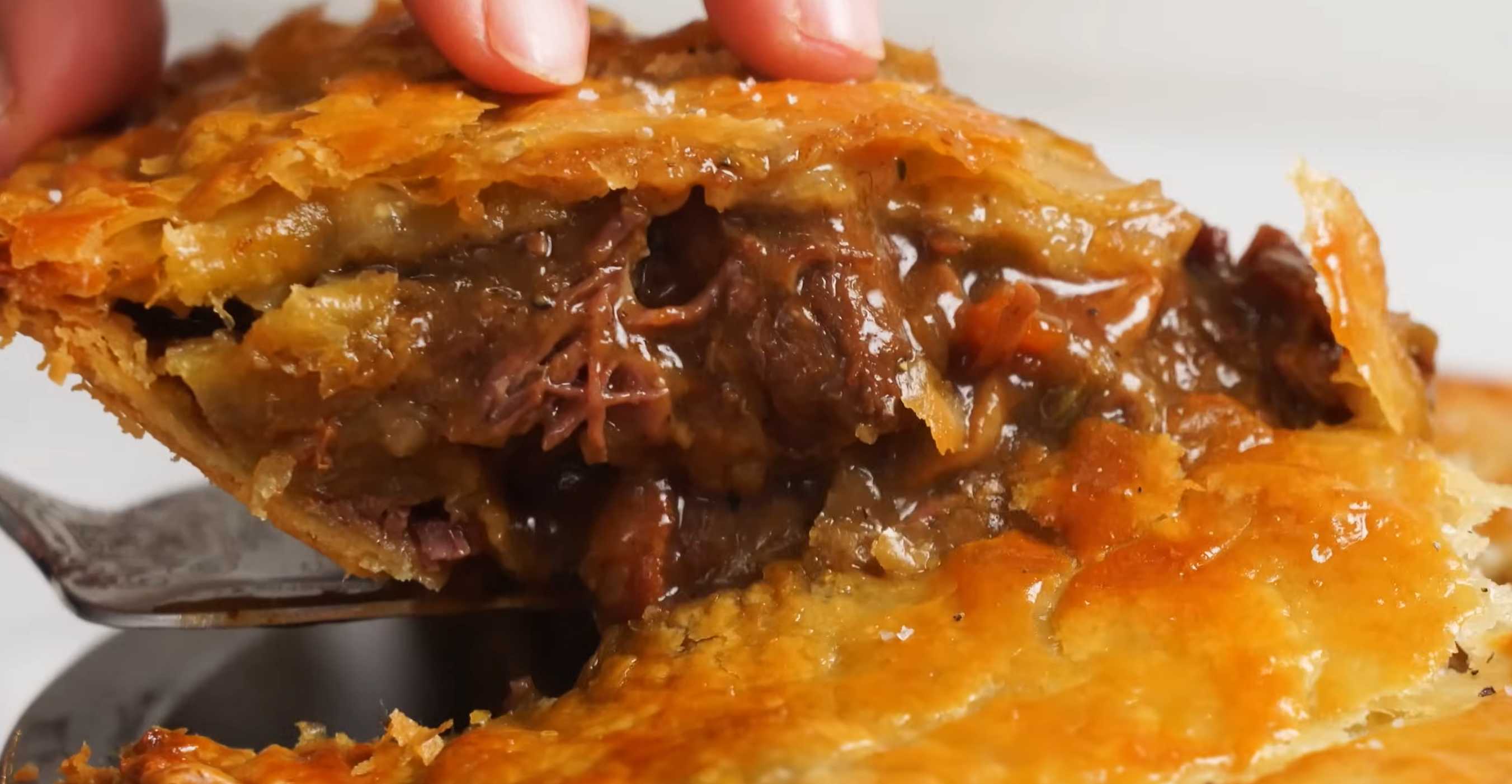 Разрежьте на куски и подавайте. Семейный мясной пирог-Шаг 20