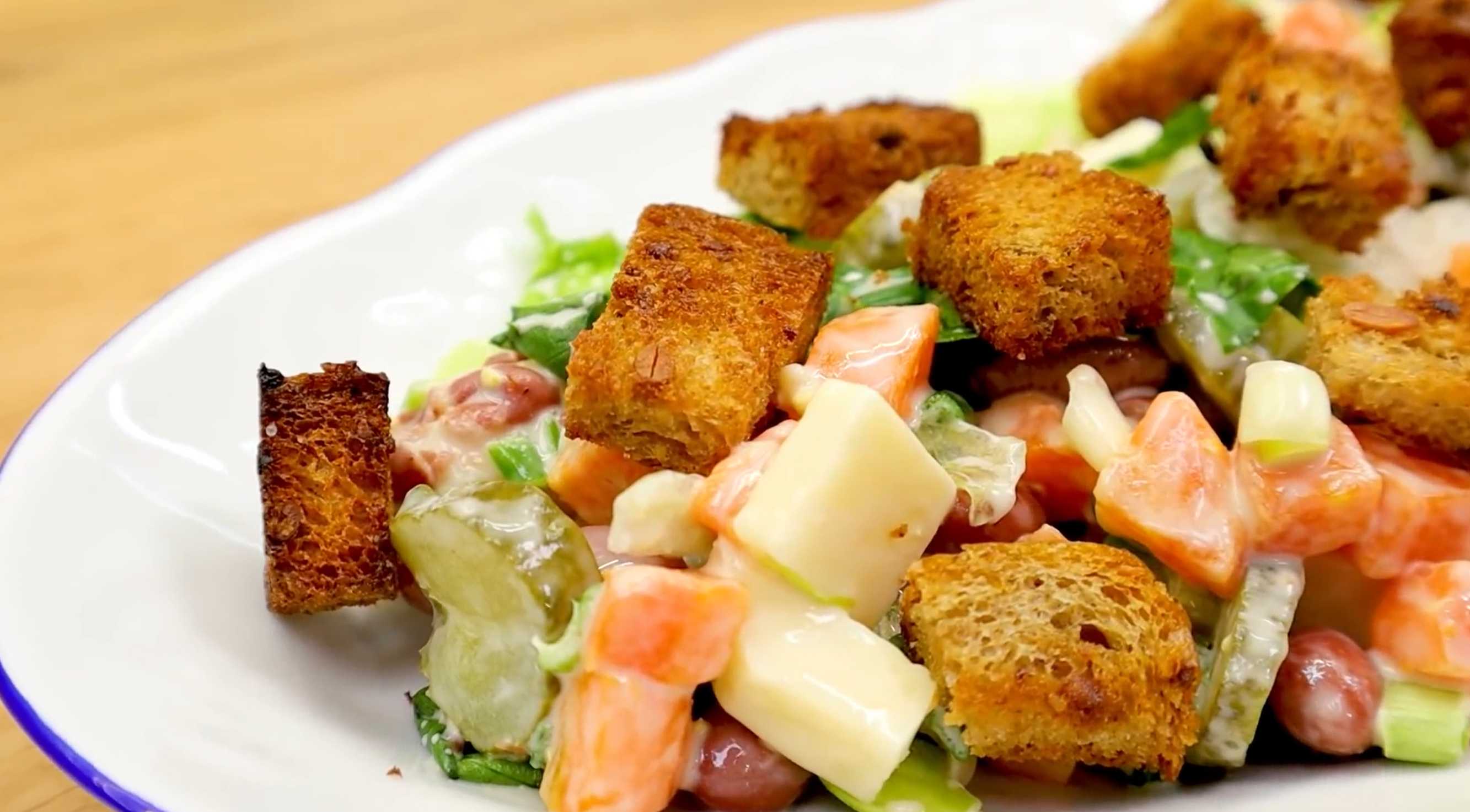 Перед подачей посыпьте румяными гренками. Немецкий рождественский салат-Шаг 8