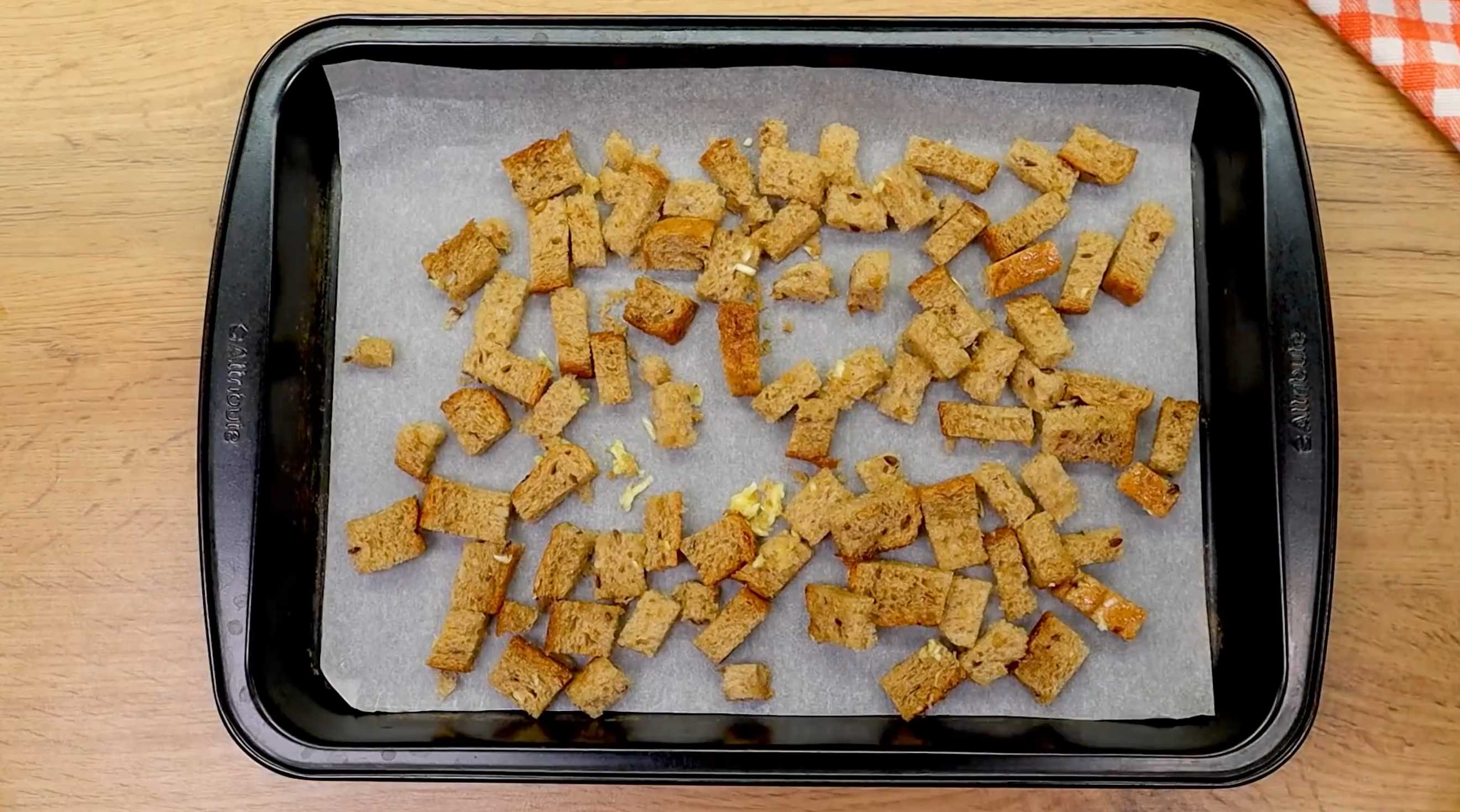 Нарезать кубиками хлеб. Перемешать оливковое масло с 2 натертыми зубчиками чеснока, добавить соль (также можно добавить приправу 'прованские травы' или любую другую, которую вы любите). Подсушить в духовке 10 минут при температуре 180 ° C. Немецкий рождественский салат-Шаг 7