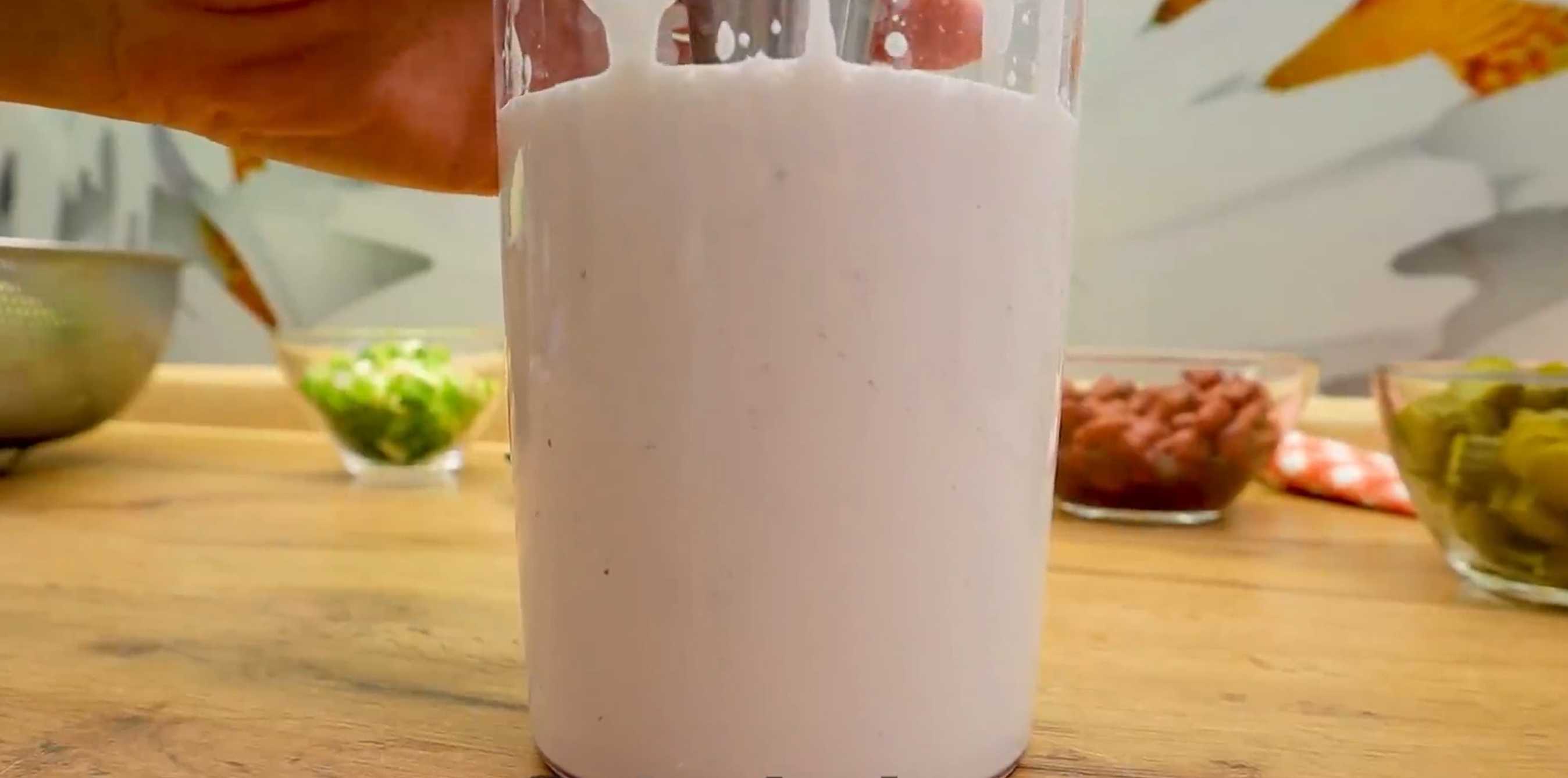 150 мл молока смешать со 150 мл растительного масла, добавив соль и смесь перцев. Взбить миксером. Добавить 2 стол ложки дижонской горчицы, снова взбить. На этом этапе соус должен загустеть. Немецкий рождественский салат-Шаг 3