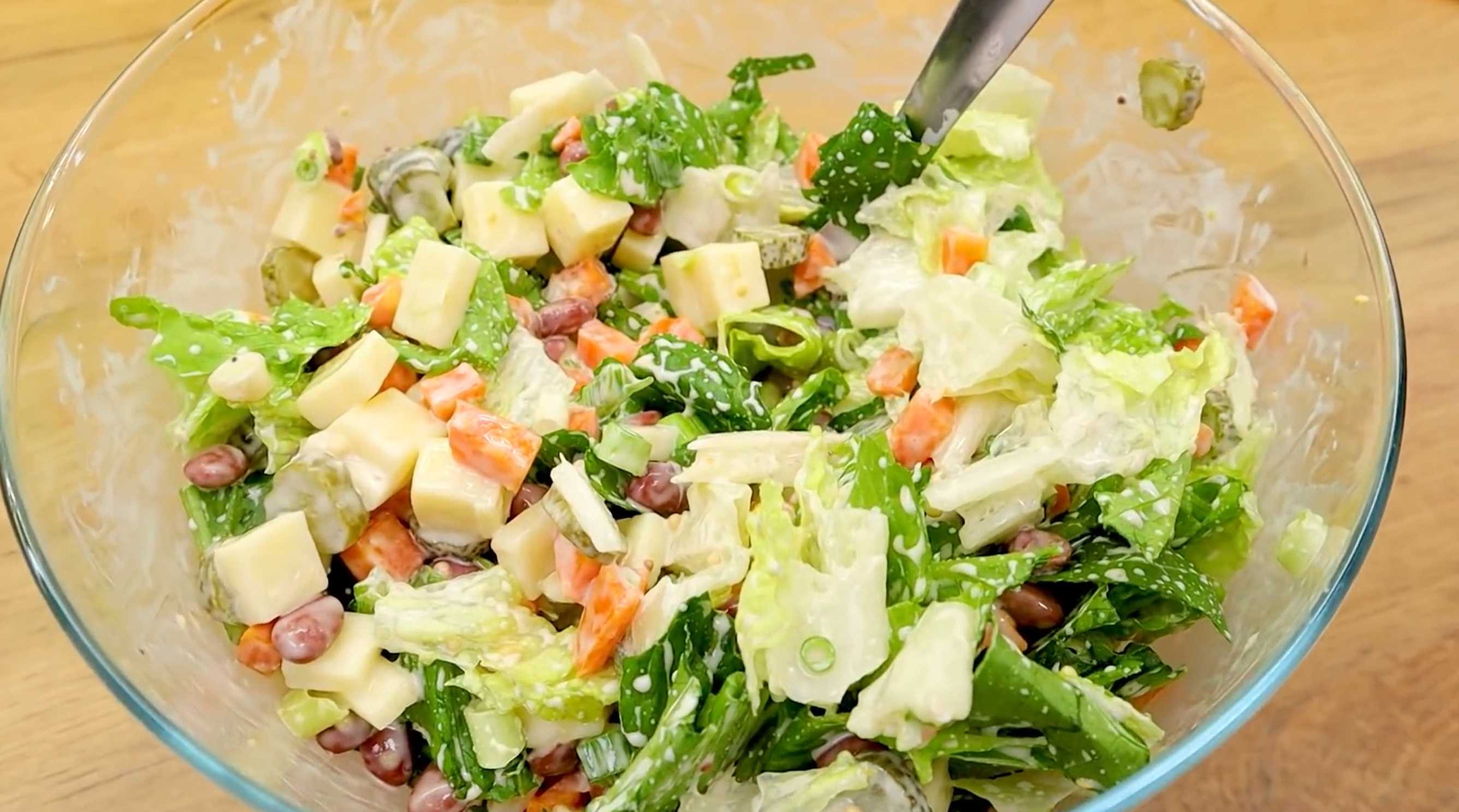 Хорошо перемешайте ваш нарядный салат, выложите на продолговатое блюдо или в вашу любимую салатницу, охладите в течение примерно 1 часа. Немецкий рождественский салат-Шаг 6