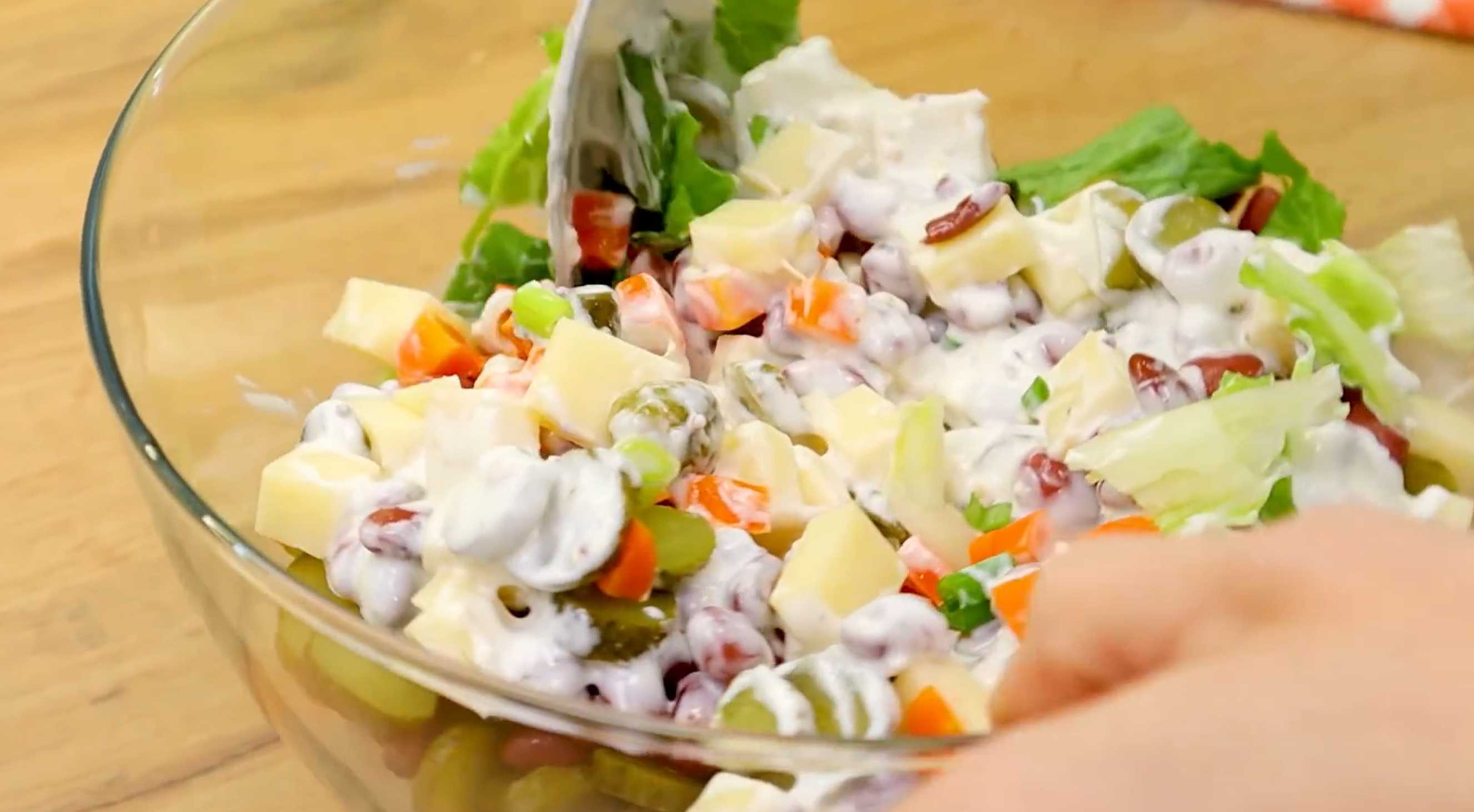 Теперь вылейте соус в миску с салатом в количестве, достаточном для его заправки. Остаток соуса можно сохранить и использовать в других блюдах. Немецкий рождественский салат-Шаг 5