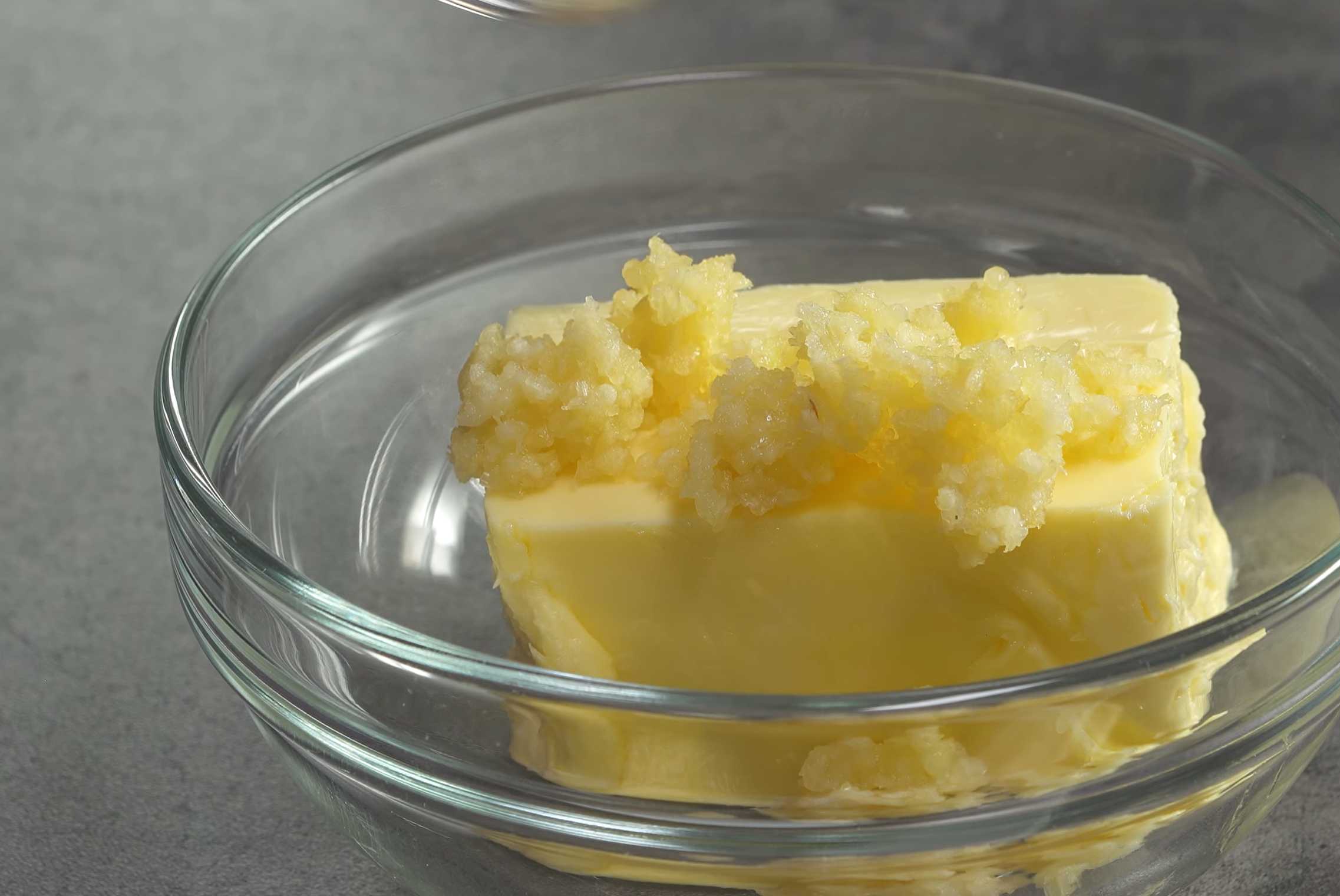 Раздавите чеснок в прессе и положите в маленькую миску со сливочным маслом. Курица с прованскими травами и картошкой-Шаг 6