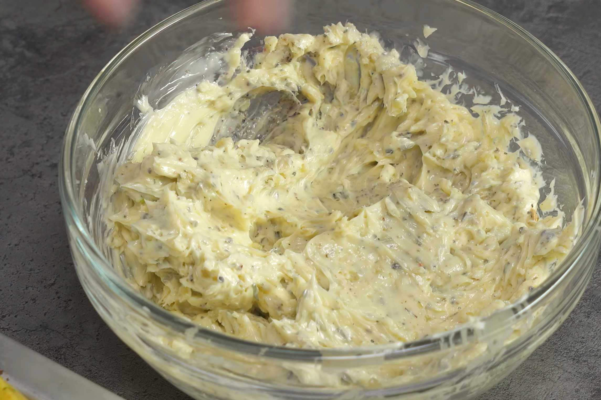 Добавьте к маслу соль, прованские травы, черный перец и раздавите до равномерной густой консистенции, смешав специи и масло. Курица с прованскими травами и картошкой-Шаг 7