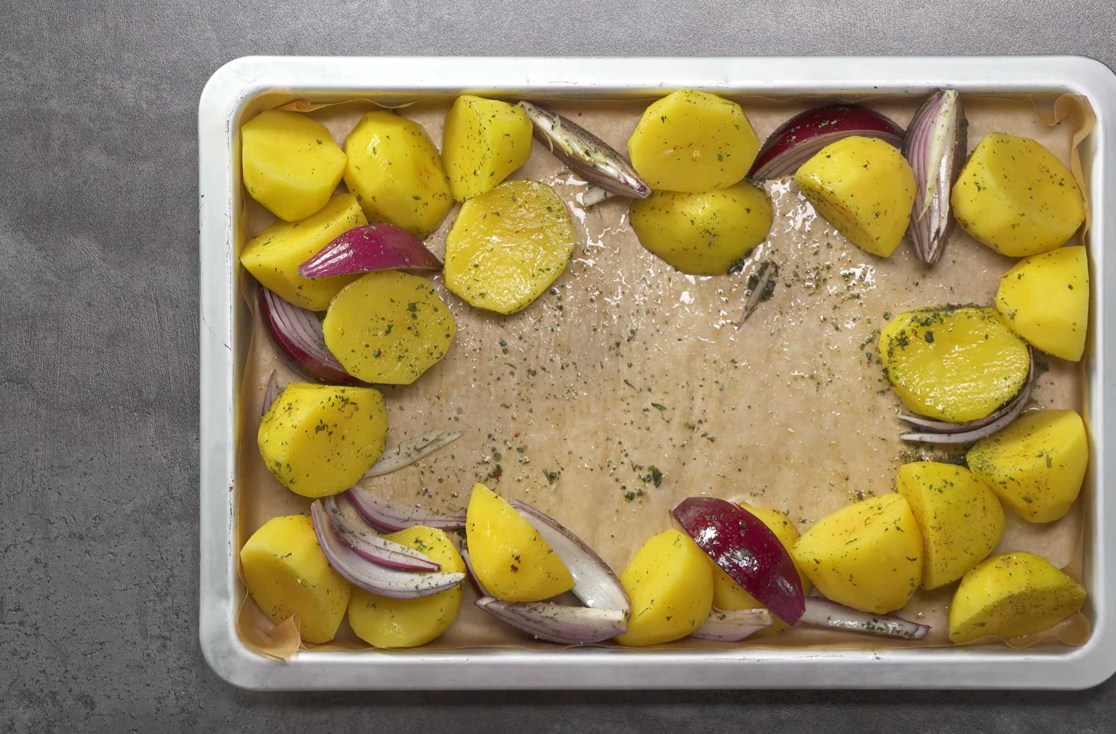 Отодвиньте овощи к краям противня, оставив по центру место для курицы. Курица с прованскими травами и картошкой-Шаг 4