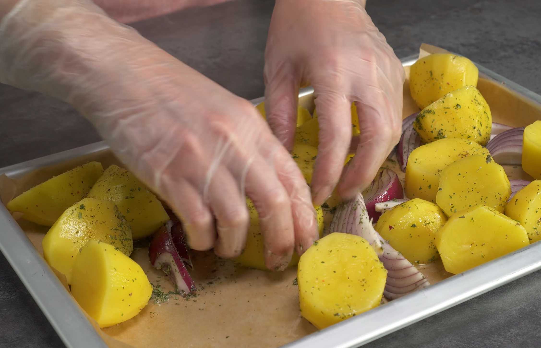 Посыпьте картофель с луком солью, перцем, сушеной петрушкой. Обваляйте овощи в специях и масле. Курица с прованскими травами и картошкой-Шаг 3